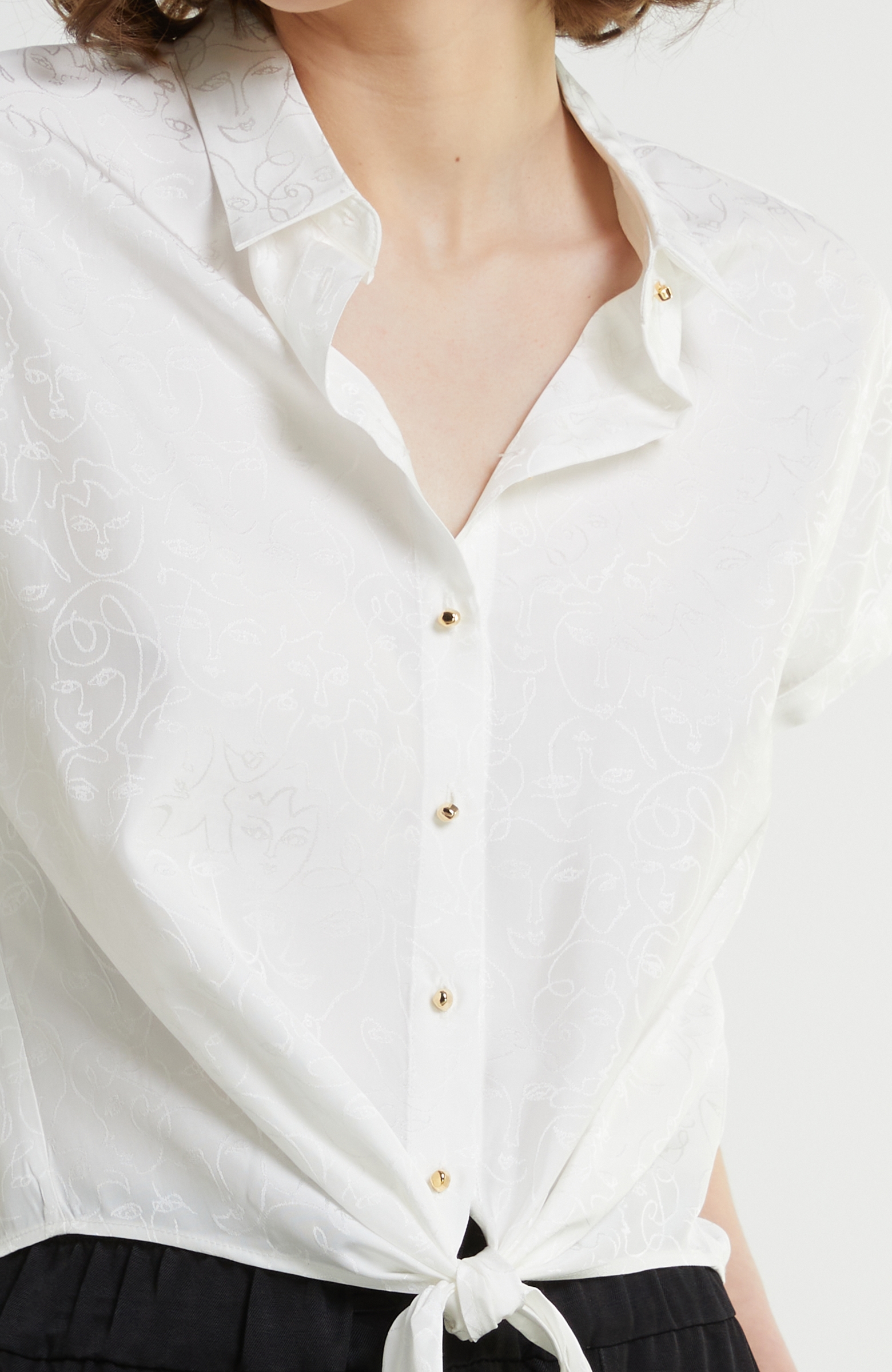 Beyaz Desenli Bağcıklı Gömlek