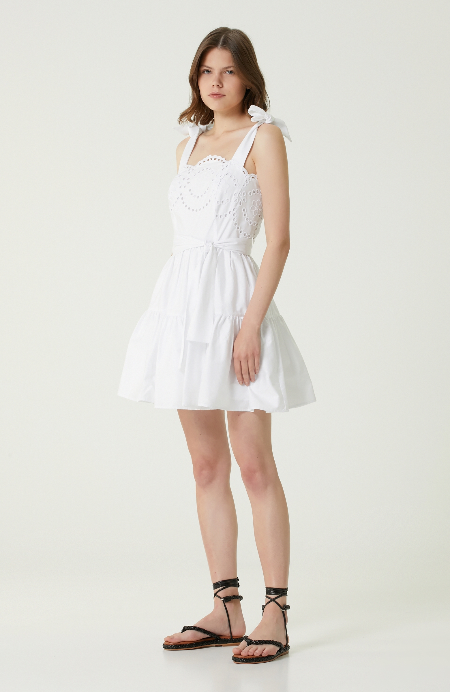 Beyaz Kuşaklı Mini Elbise