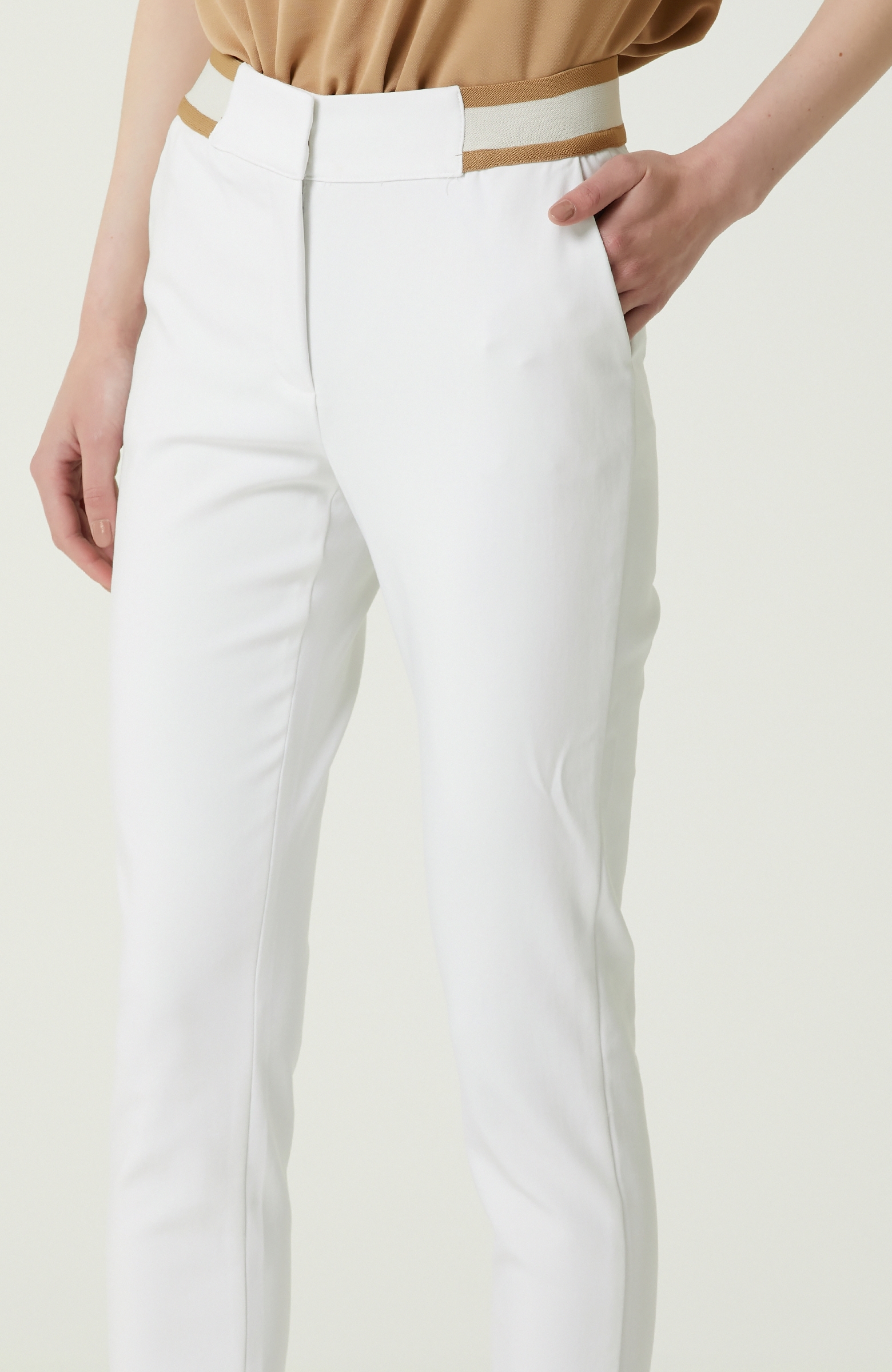 Slim Fit Beyaz Beli Şeritli Pantolon