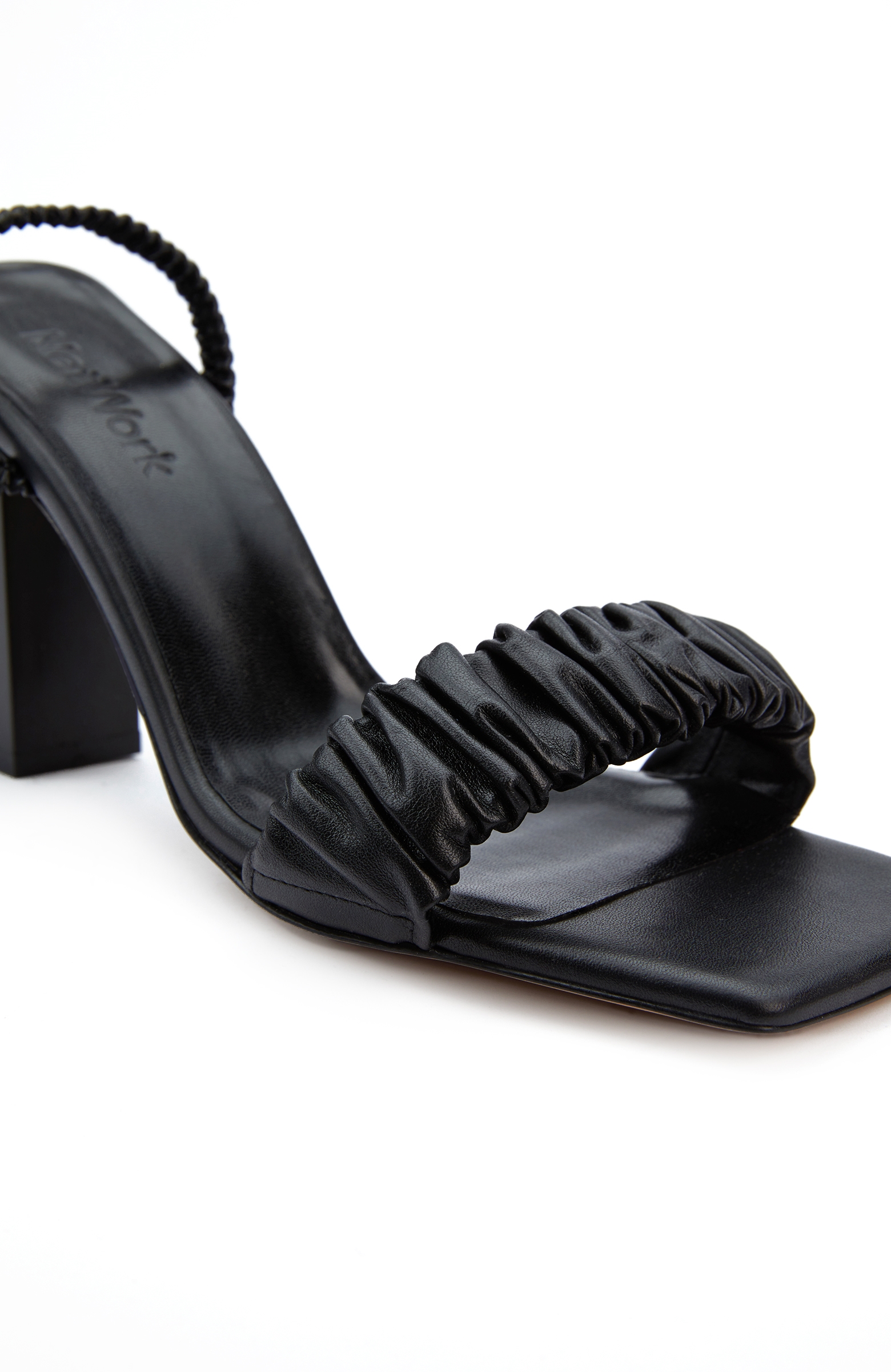 Siyah Büzgü Bantlı Kadın Deri Sandalet