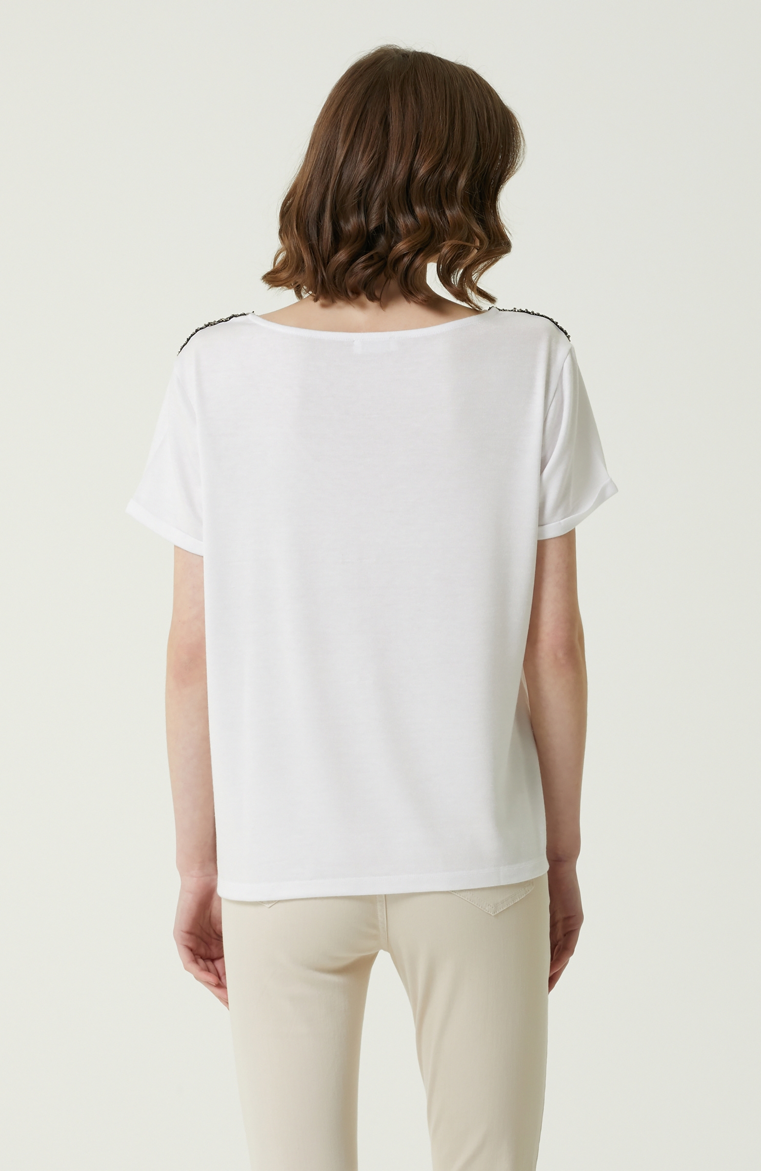 Beyaz V Yaka İşlemeli T-shirt