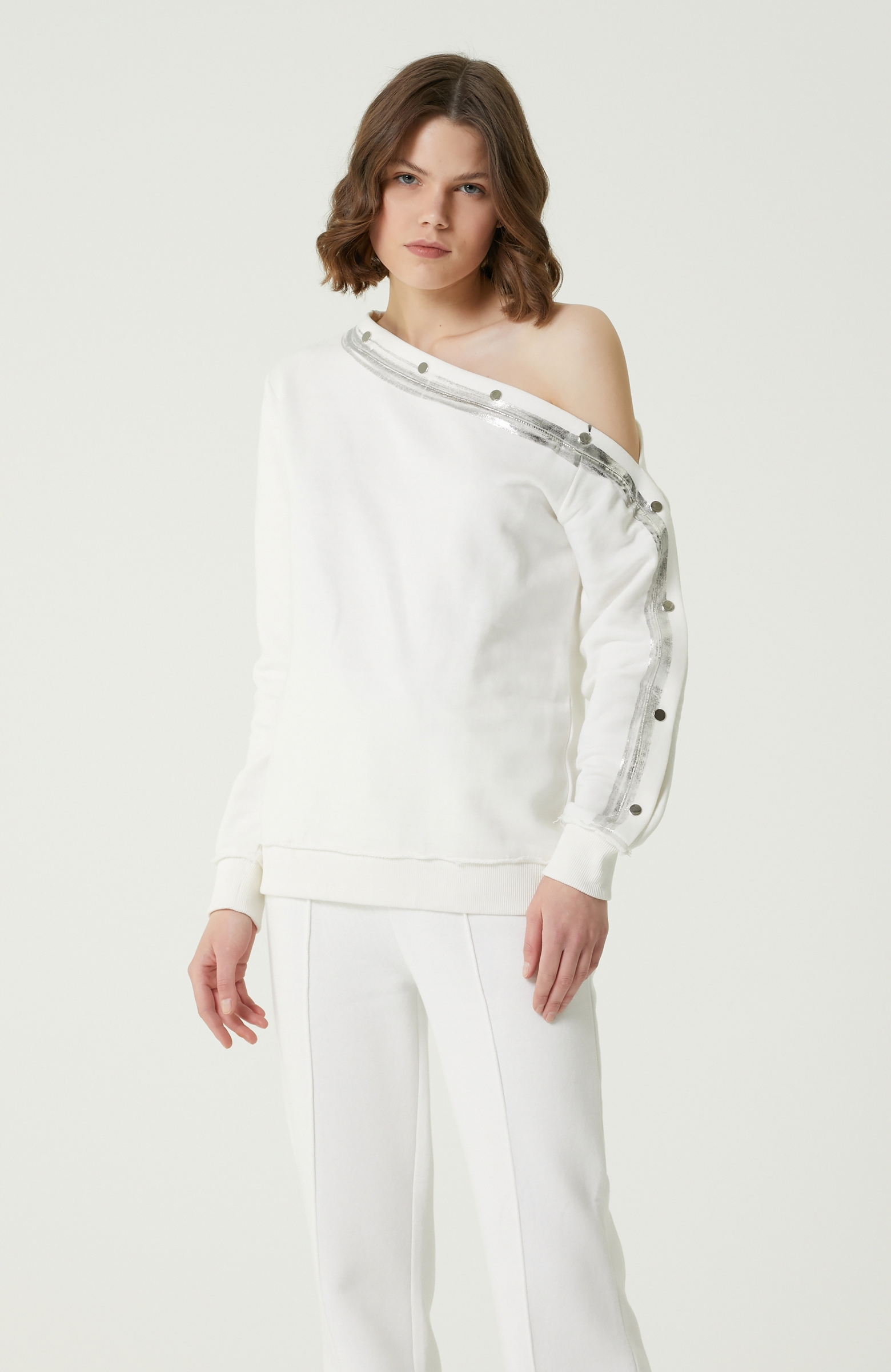 Beyaz Çıtçıt Detaylı Sweatshirt