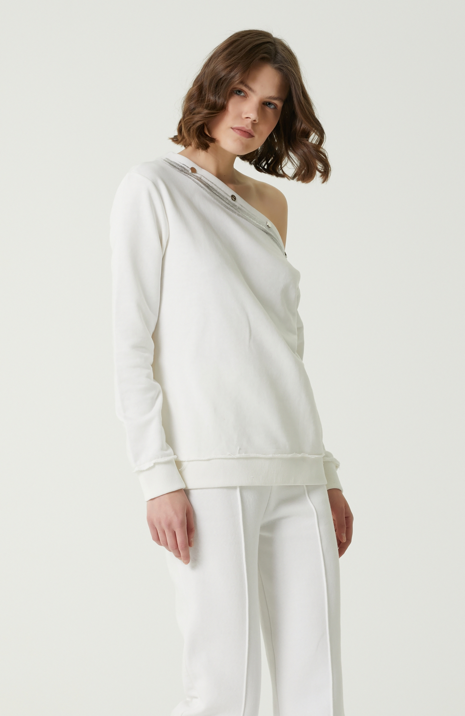 Beyaz Çıtçıt Detaylı Sweatshirt