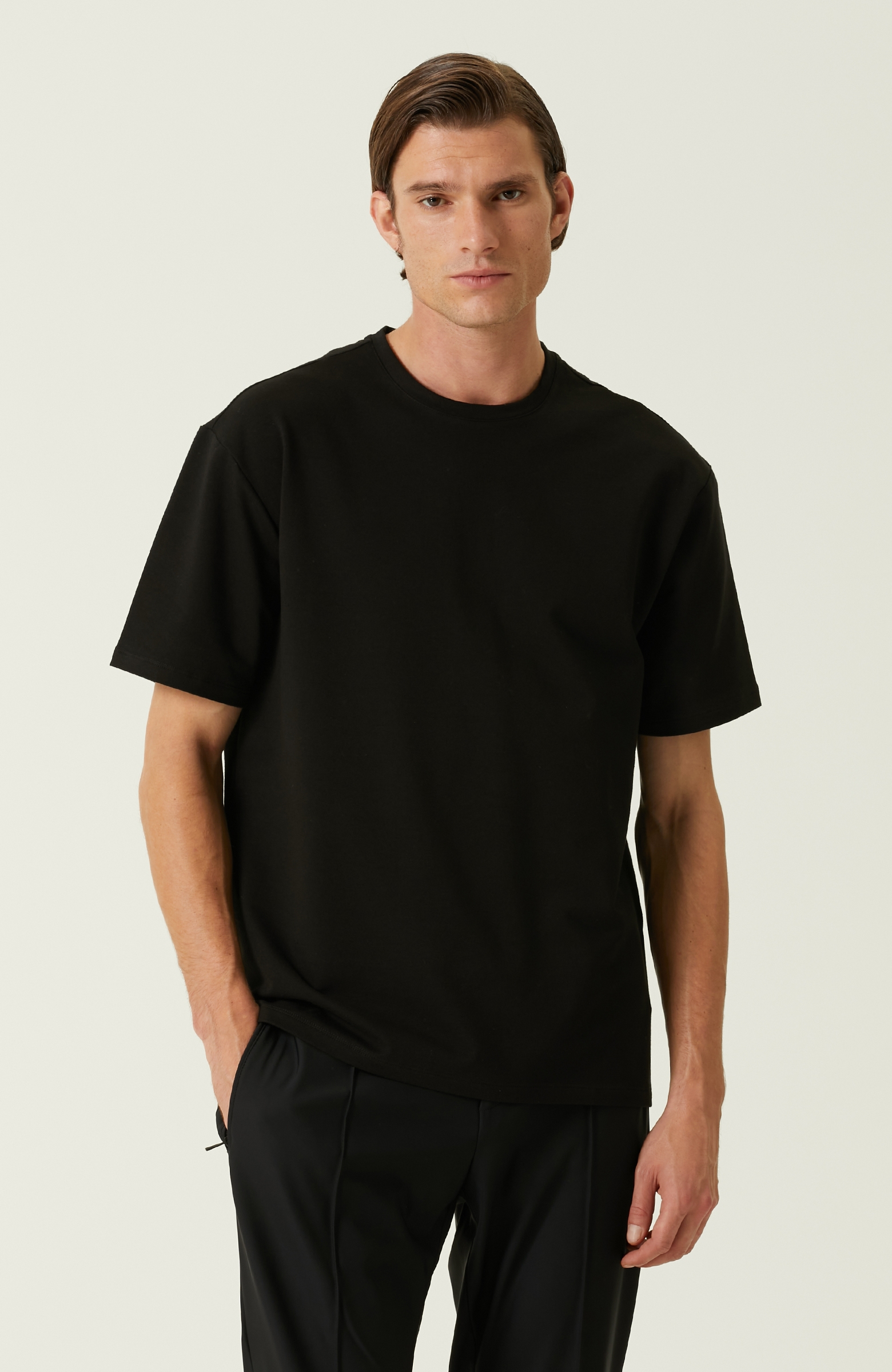 Comfort Fit Siyah Logo Detaylı T-shirt