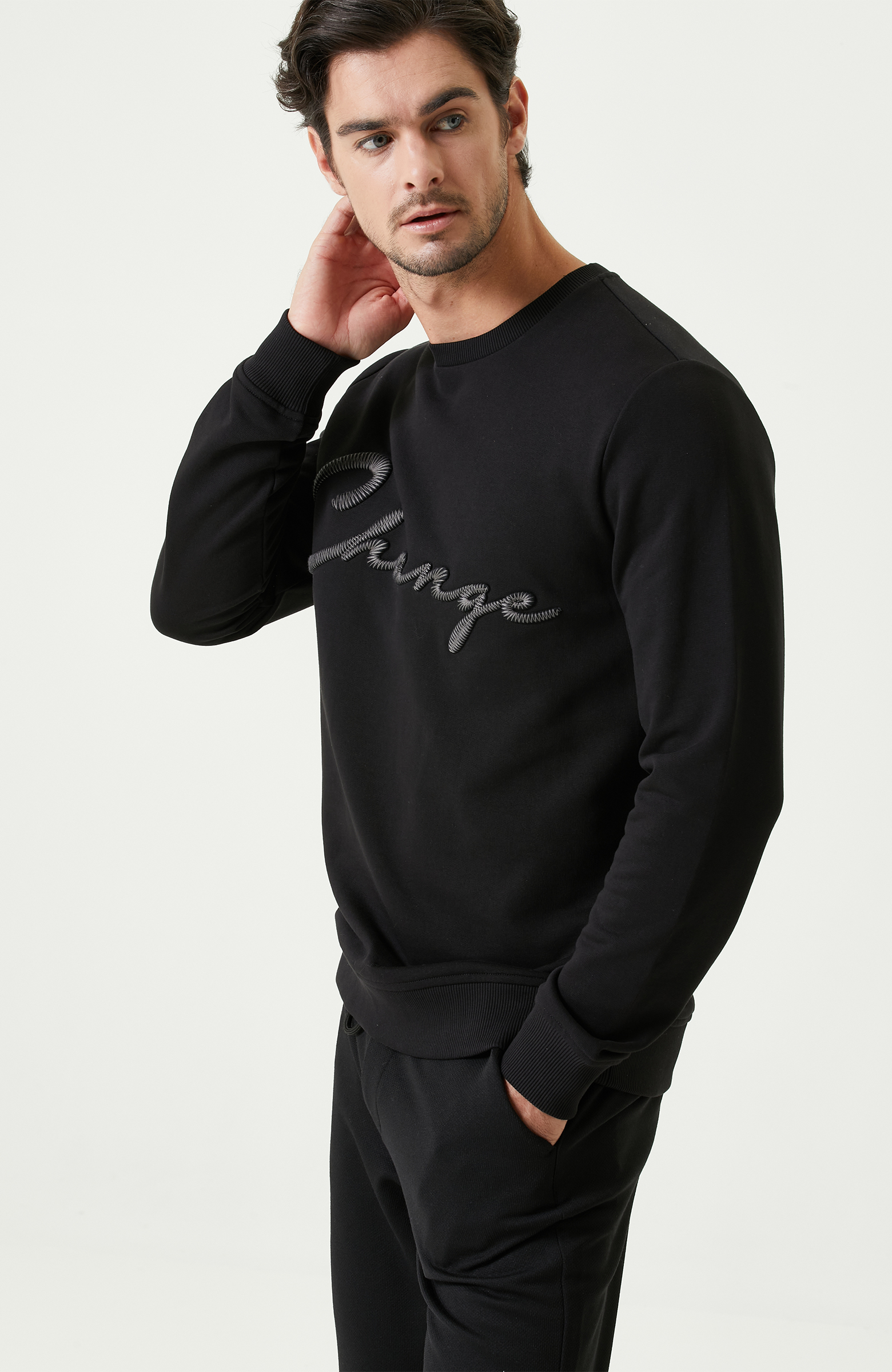 Siyah Nakışlı Sweatshirt_4