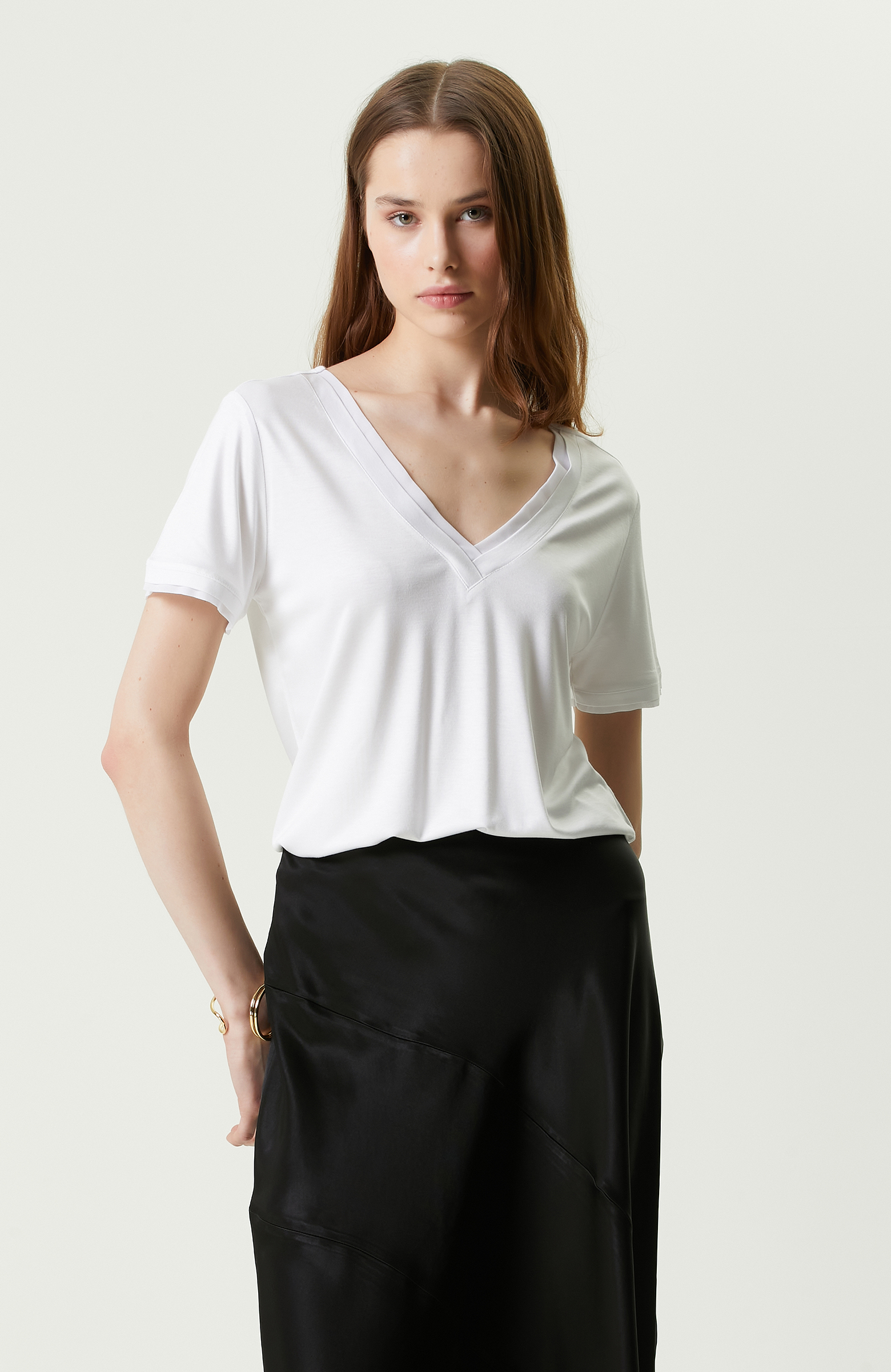 Beyaz Kısa Kollu V Yaka T-shirt
