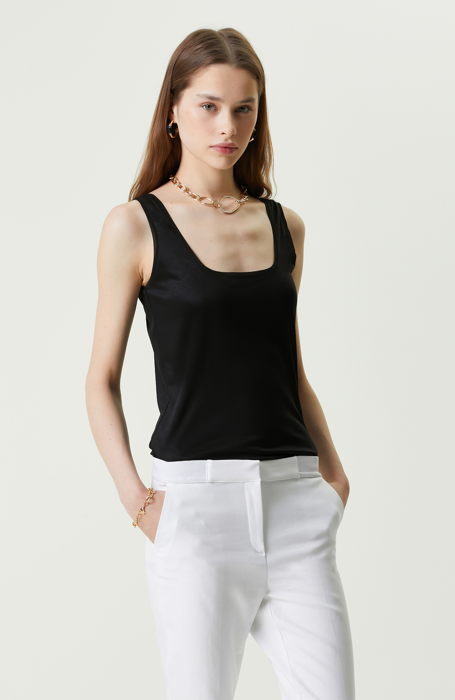 Siyah Kare Yaka Askılı T-shirt