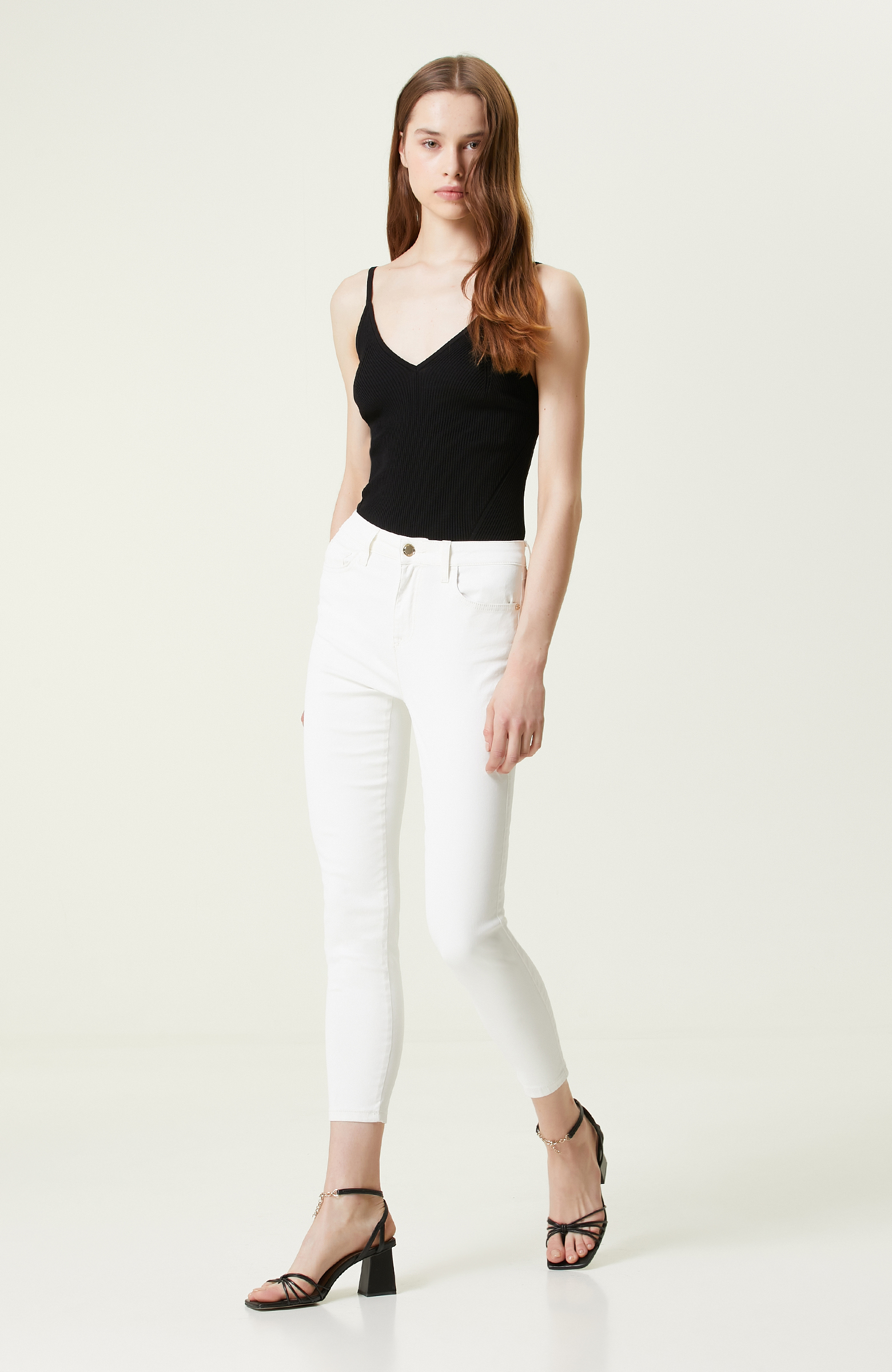 Siyah İnce Askılı V Yaka Triko Atlet