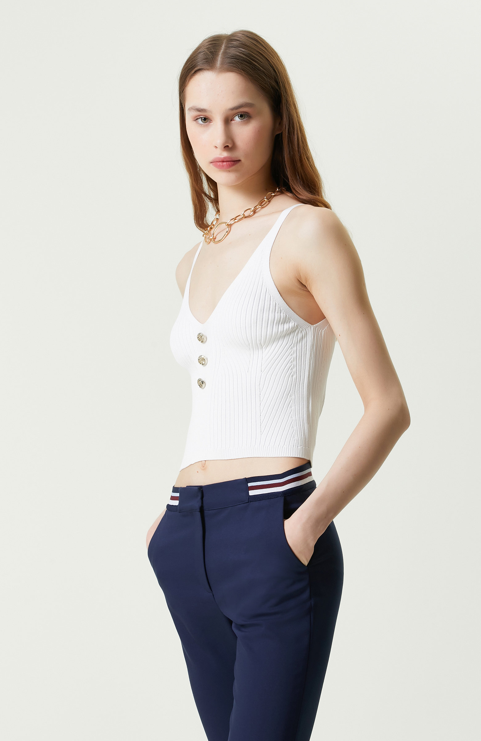 Beyaz V Yaka Askılı Kazak