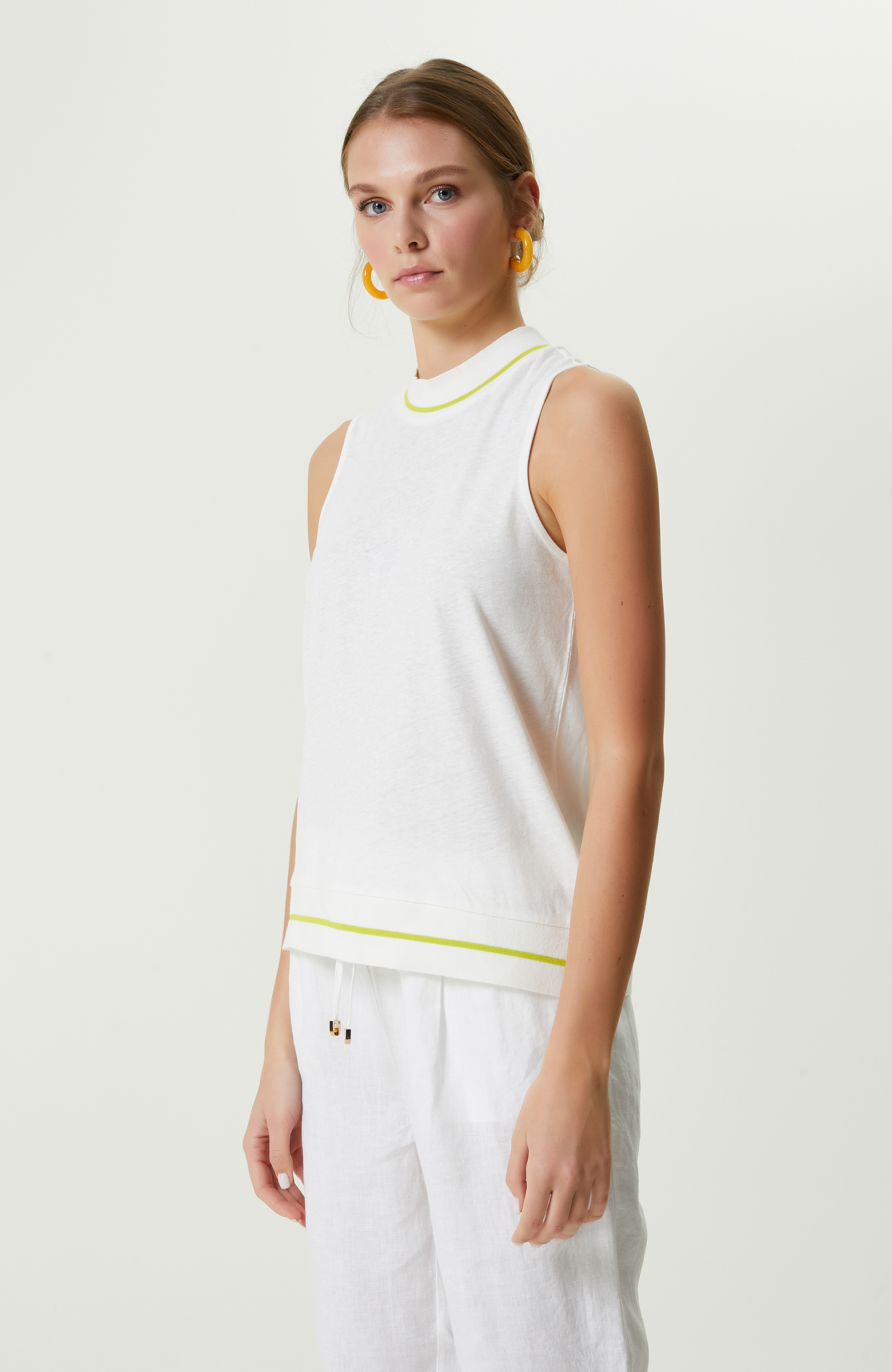 Kırık Beyaz Ribana Yakalı T-Shirt