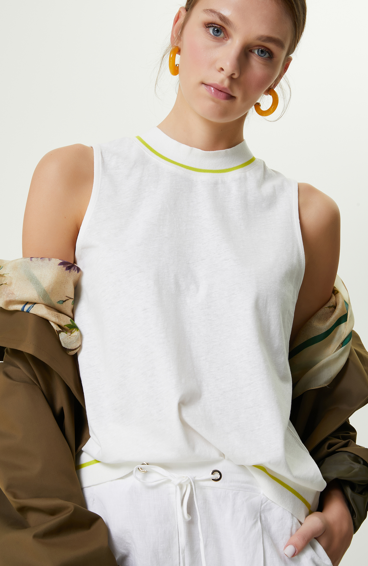 Kırık Beyaz Ribana Yakalı T-Shirt