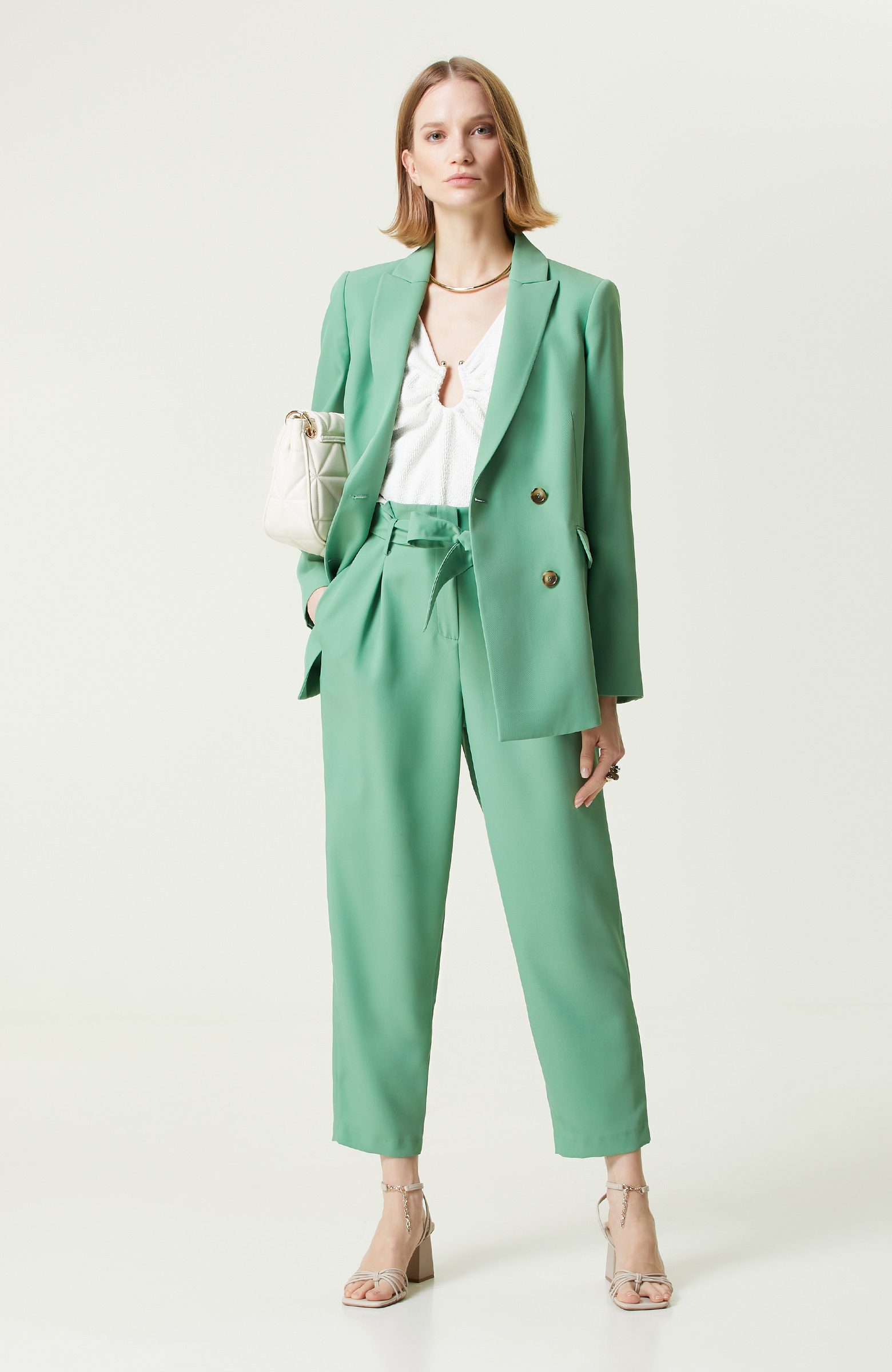 Beyaz Kolsuz U Yaka Bluz