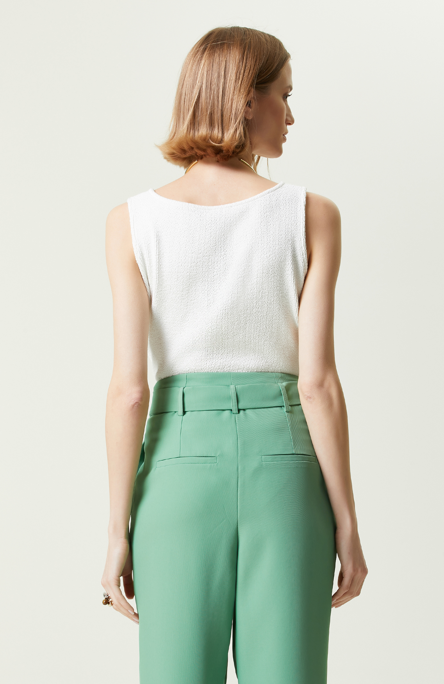 Beyaz Kolsuz U Yaka Bluz