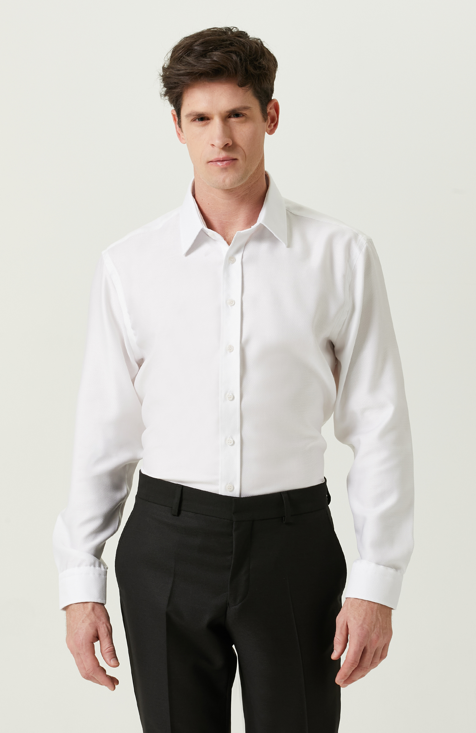 Uzun Kollu Jakarlı Beyaz Gömlek