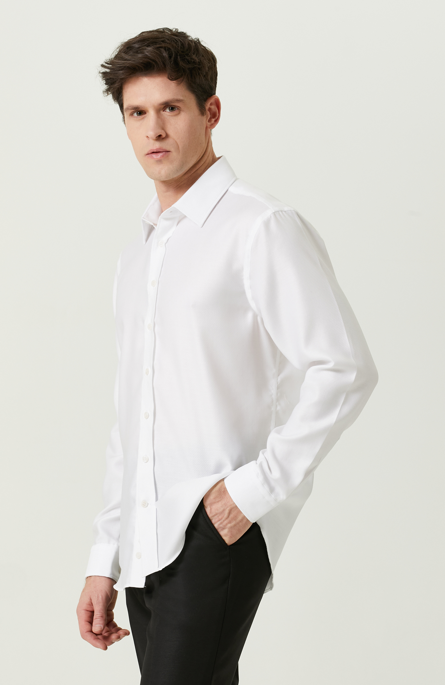 Uzun Kollu Jakarlı Beyaz Gömlek