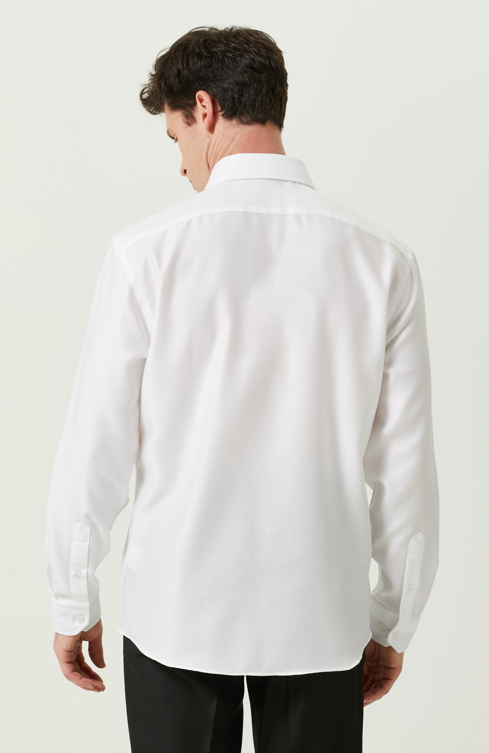 Uzun Kollu Jakarlı Beyaz Gömlek