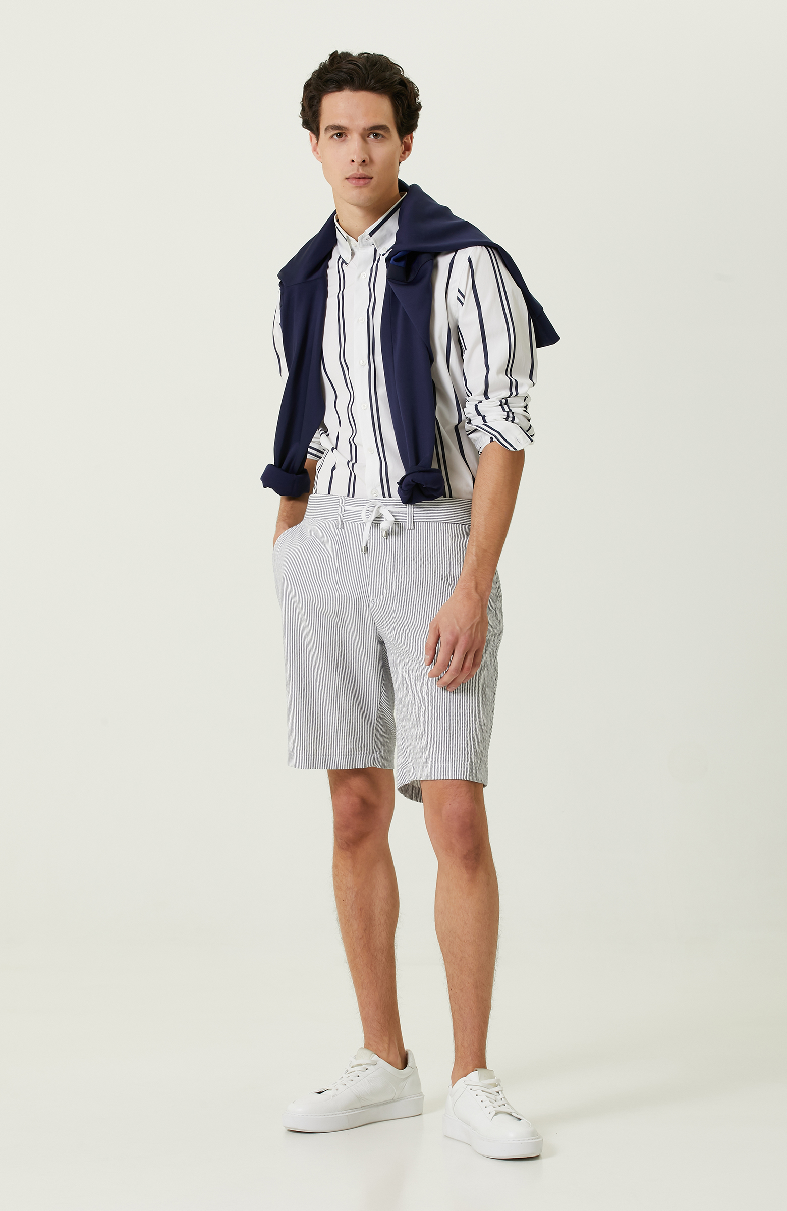 Beyaz Lacivert Düğmeli Yaka Gömlek