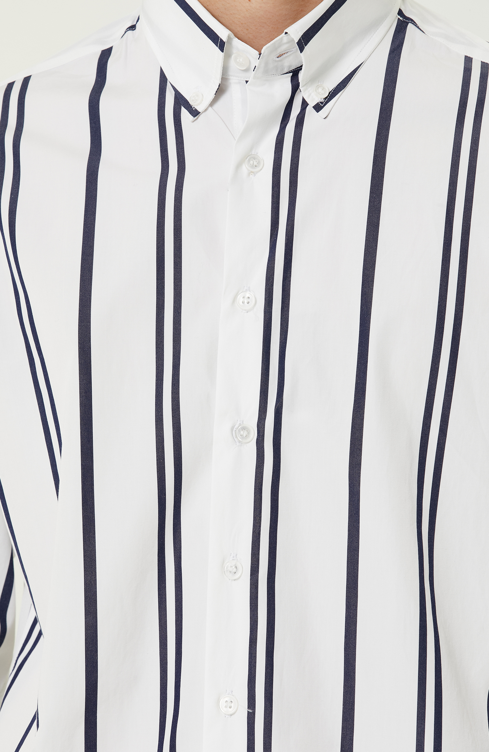 Beyaz Lacivert Düğmeli Yaka Gömlek