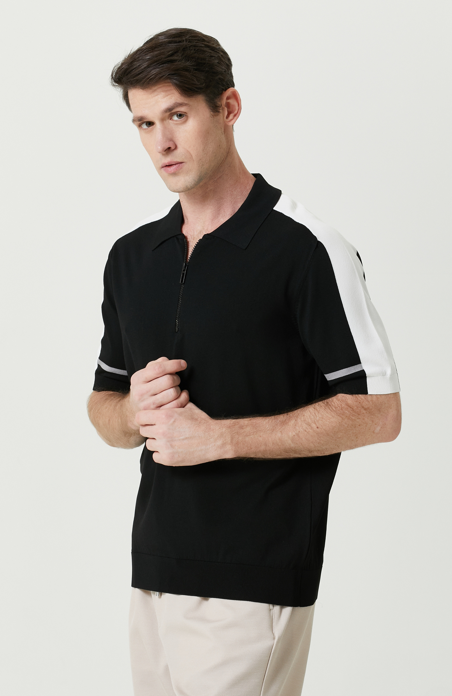 Siyah Beyaz Kısa Kollu Polo Yaka Kazak