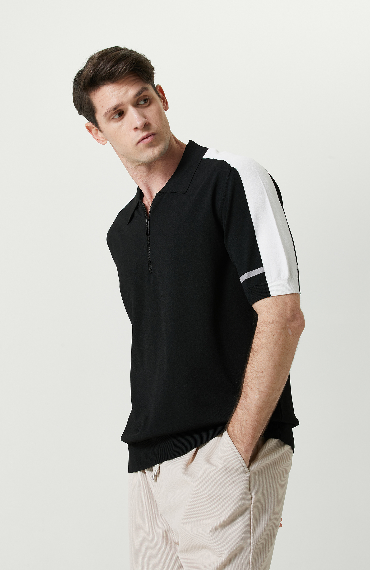 Siyah Beyaz Kısa Kollu Polo Yaka Kazak