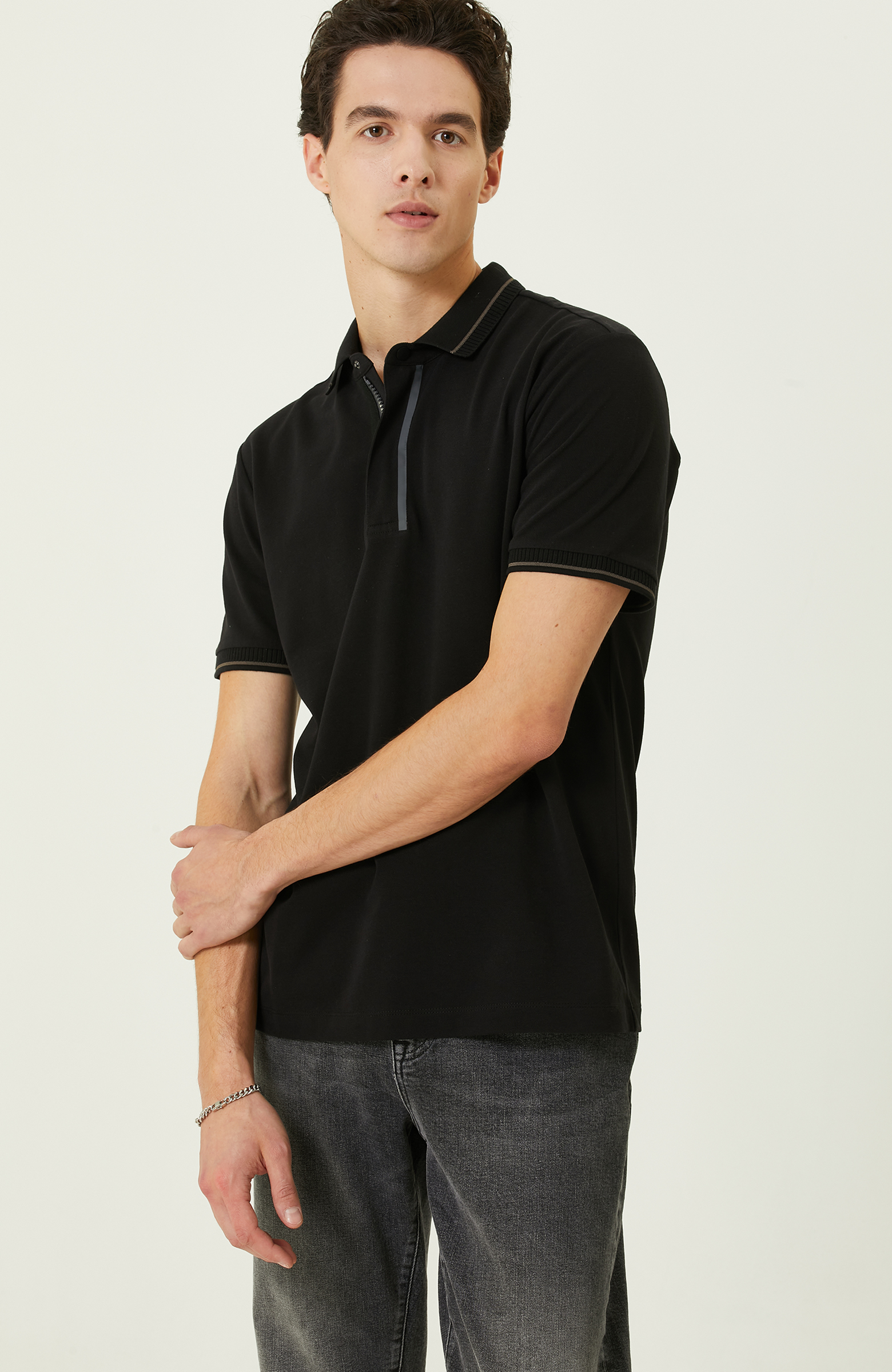 Siyah Fermuarlı Polo Yaka T-Shirt