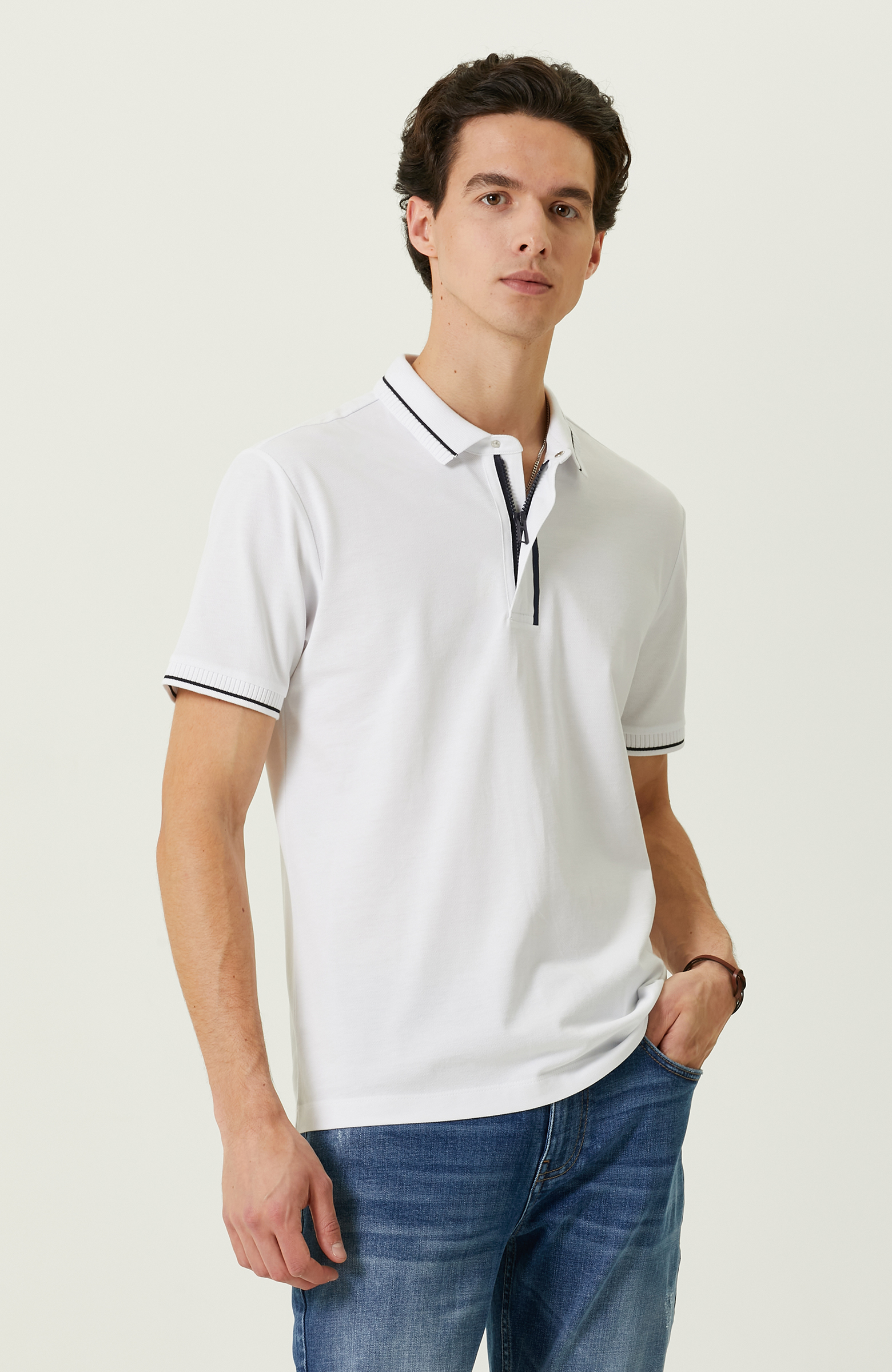 Beyaz Fermuarlı Polo Yaka T-Shirt