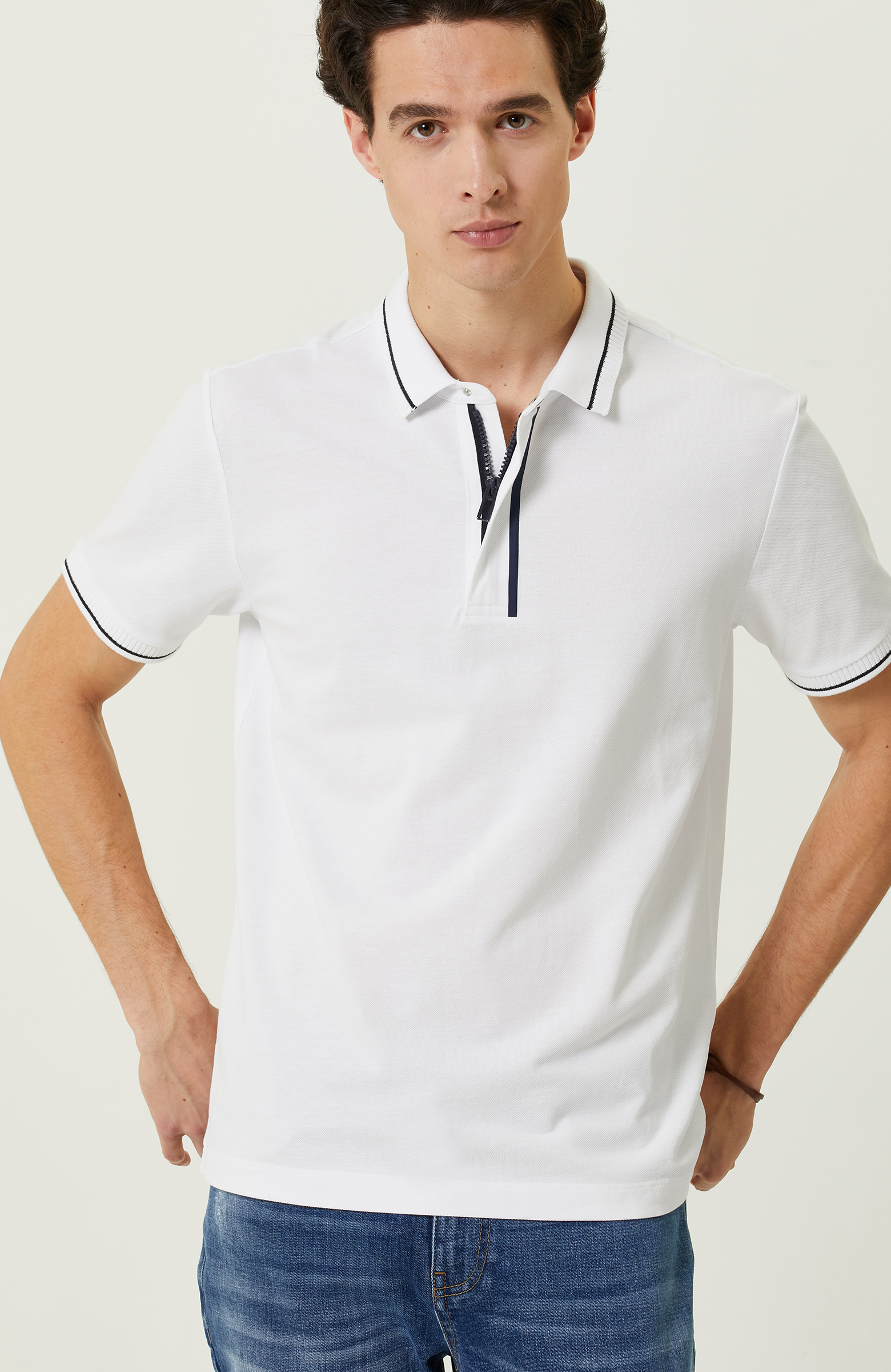 Beyaz Fermuarlı Polo Yaka T-Shirt
