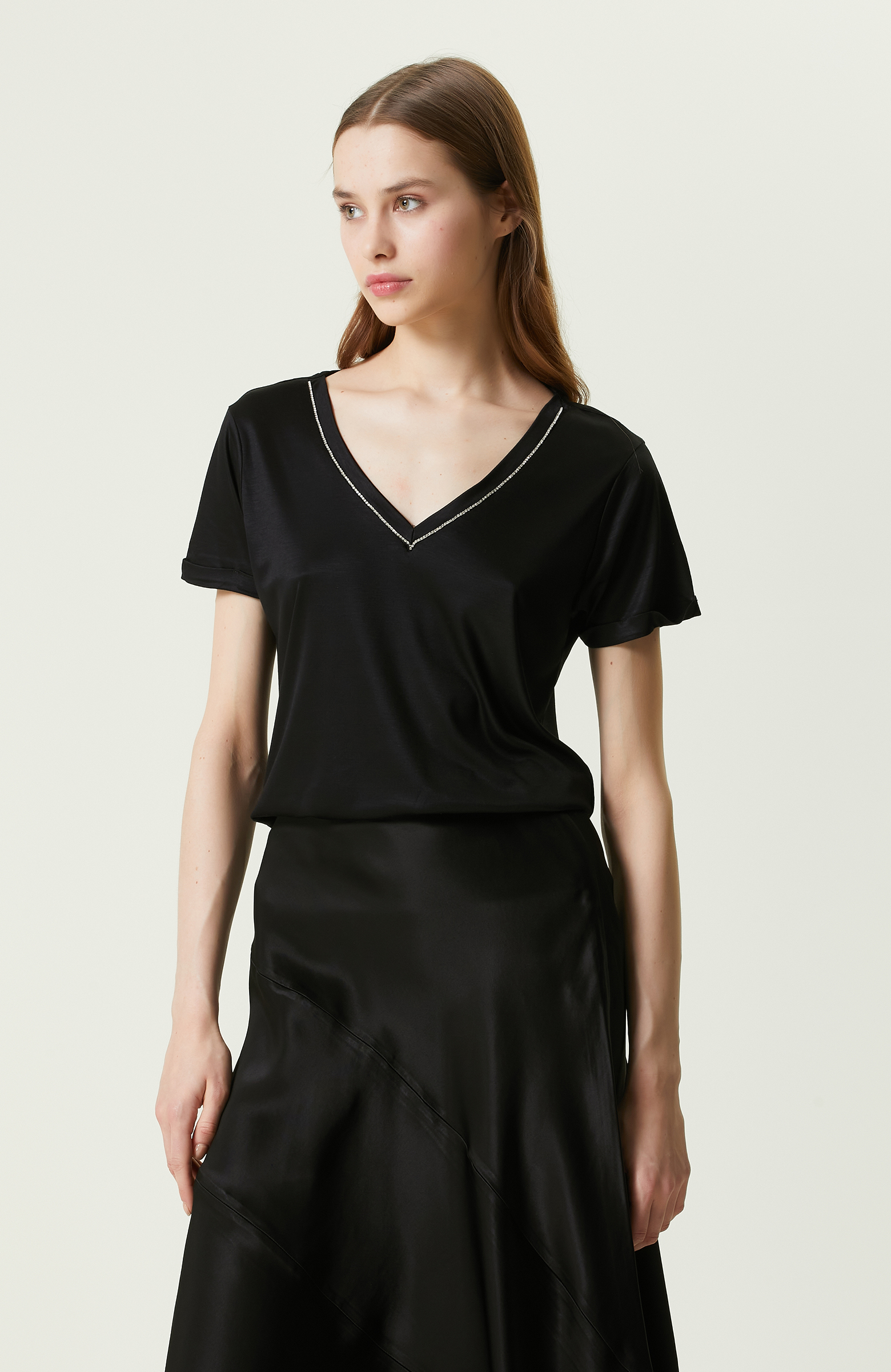 Siyah Kısa Kollu V Yaka T-shirt