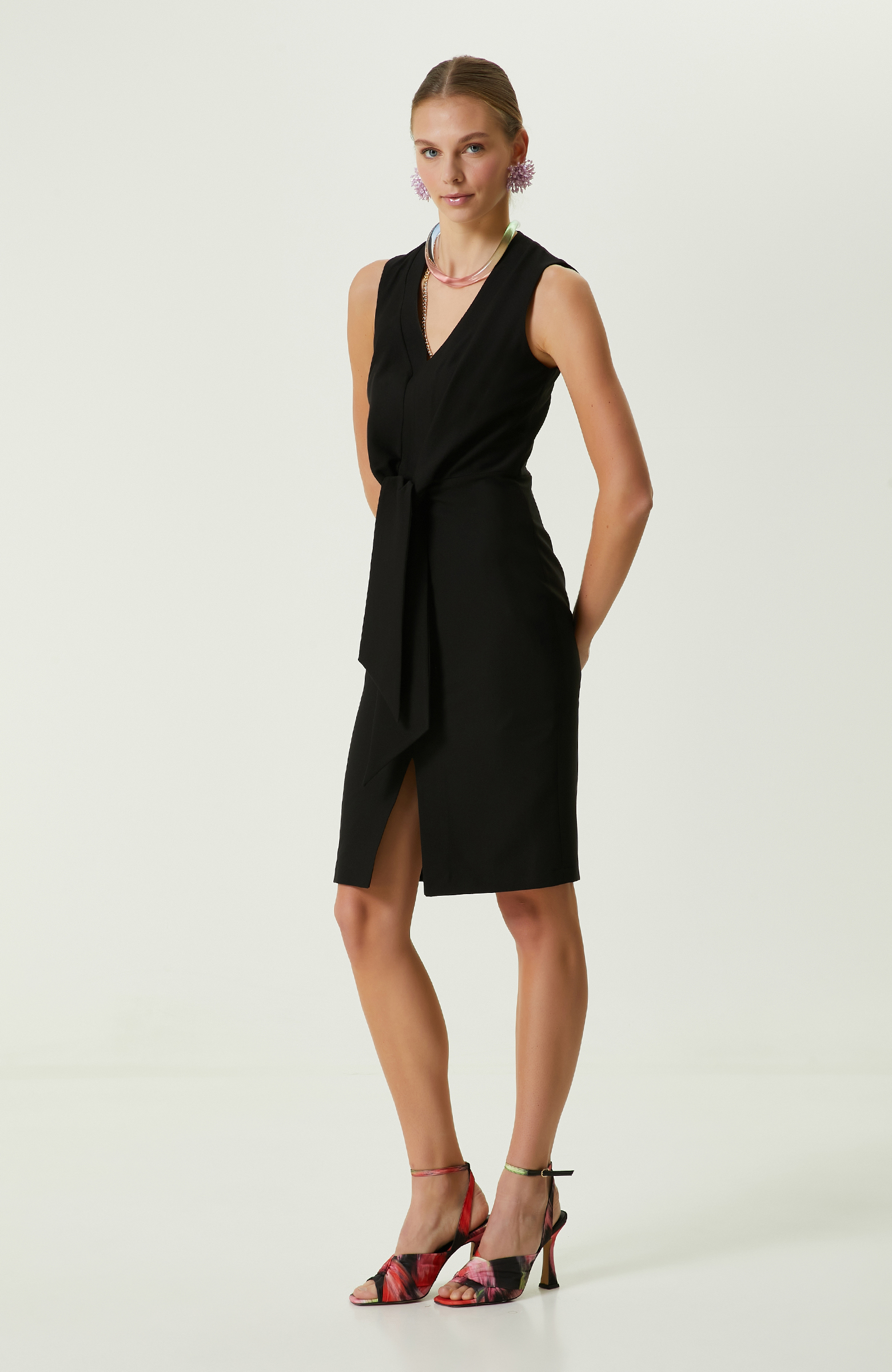 Siyah Kolsuz V Yaka Elbise