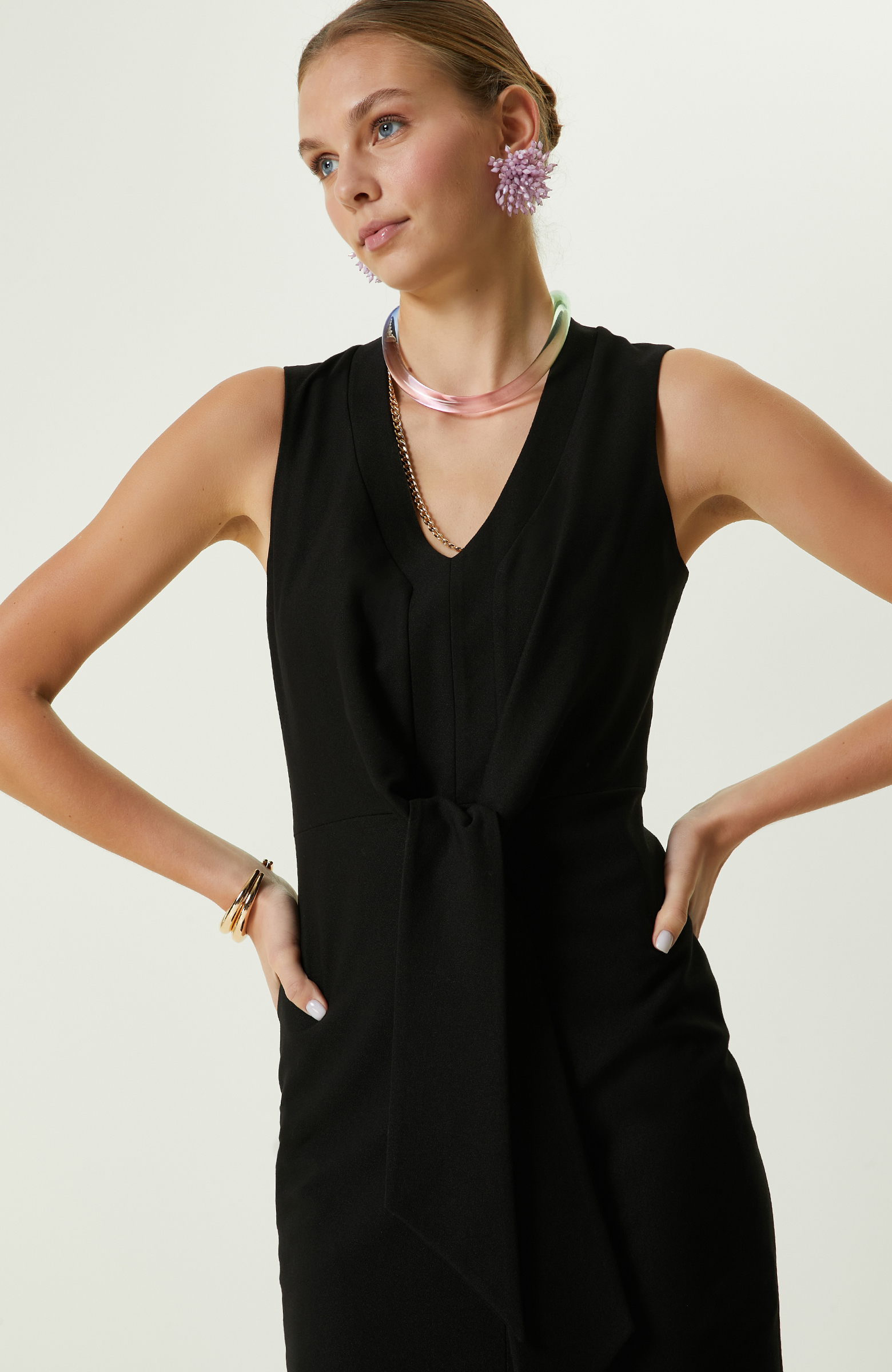 Siyah Kolsuz V Yaka Elbise