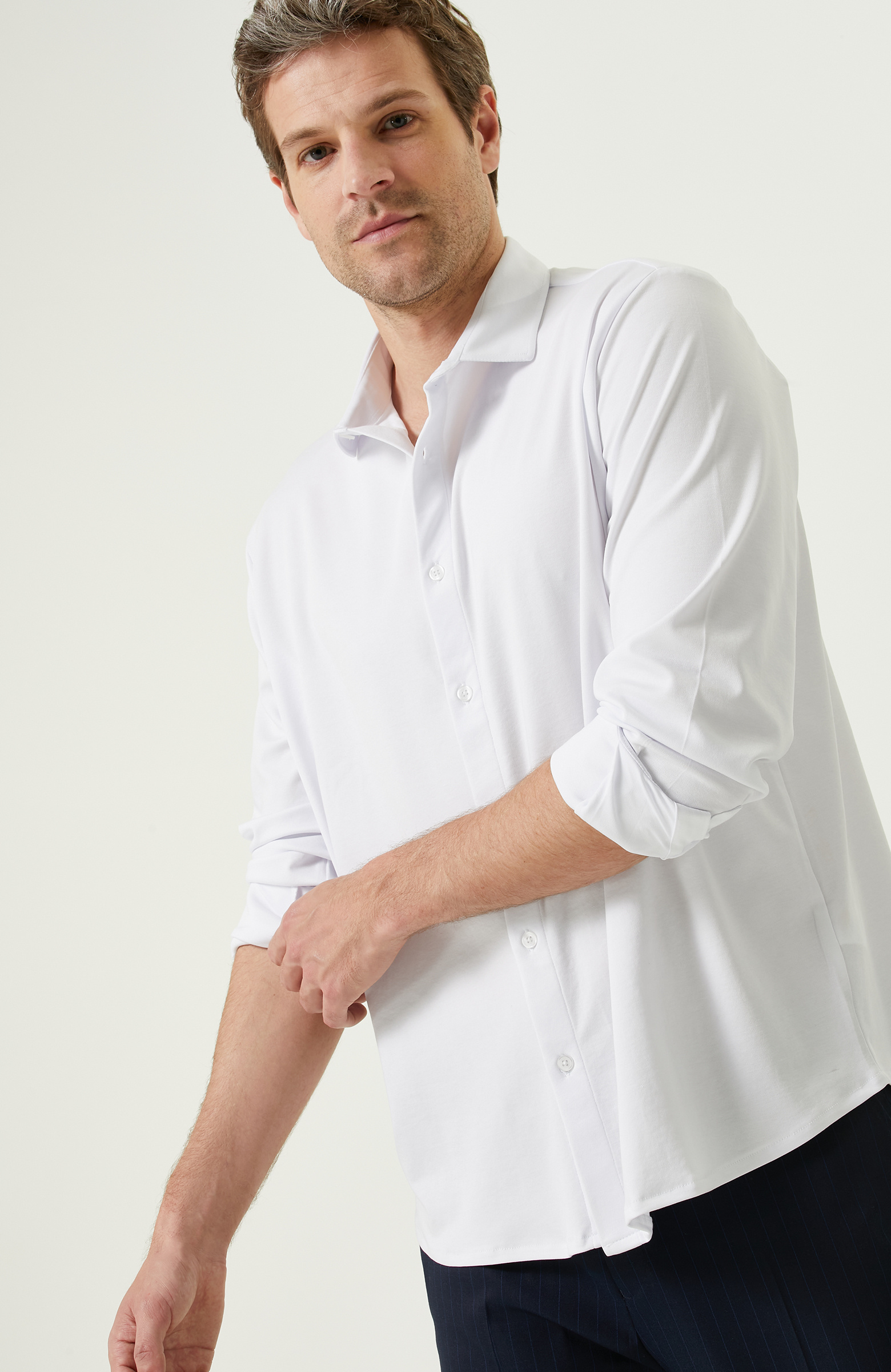 Beyaz Klasik Yaka Uzun Kollu Gömlek