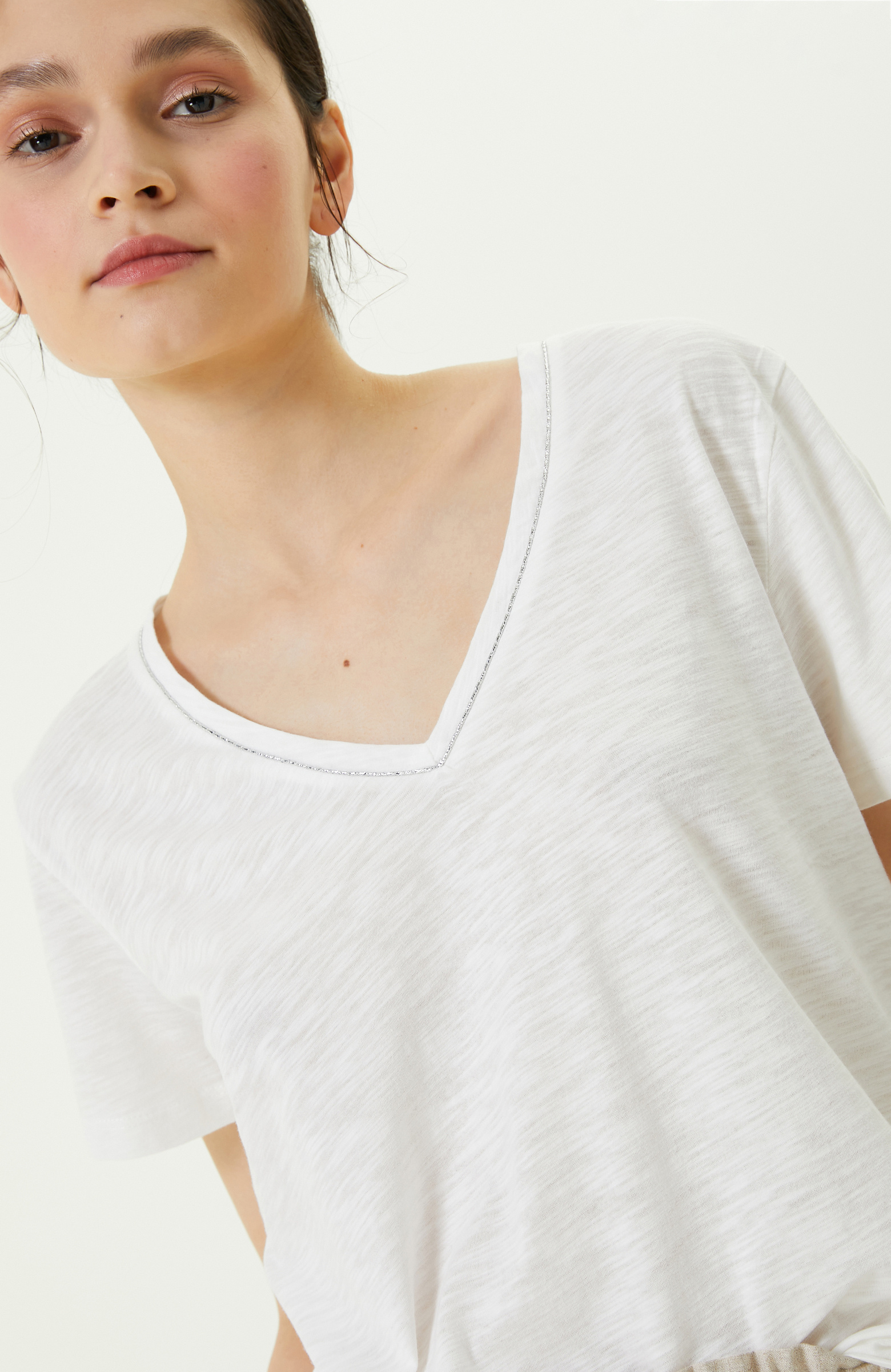 Ekru V Yaka Kısa Kollu Tshirt