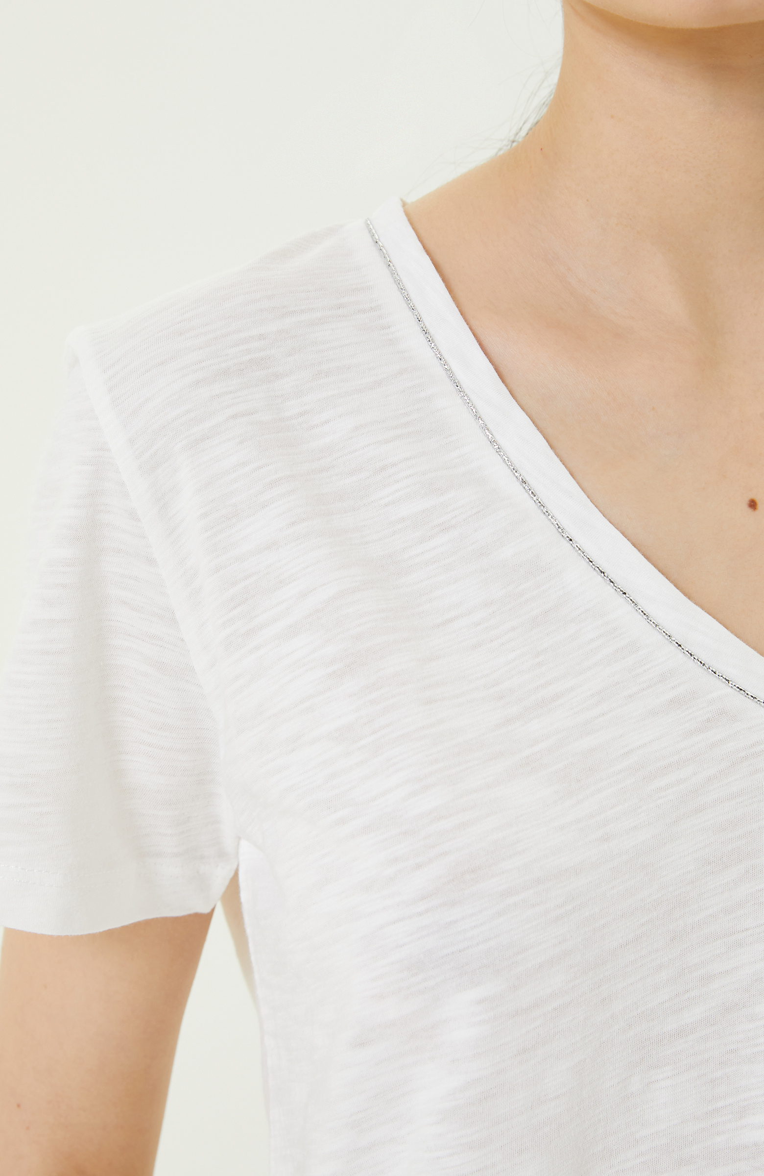 Ekru V Yaka Kısa Kollu Tshirt