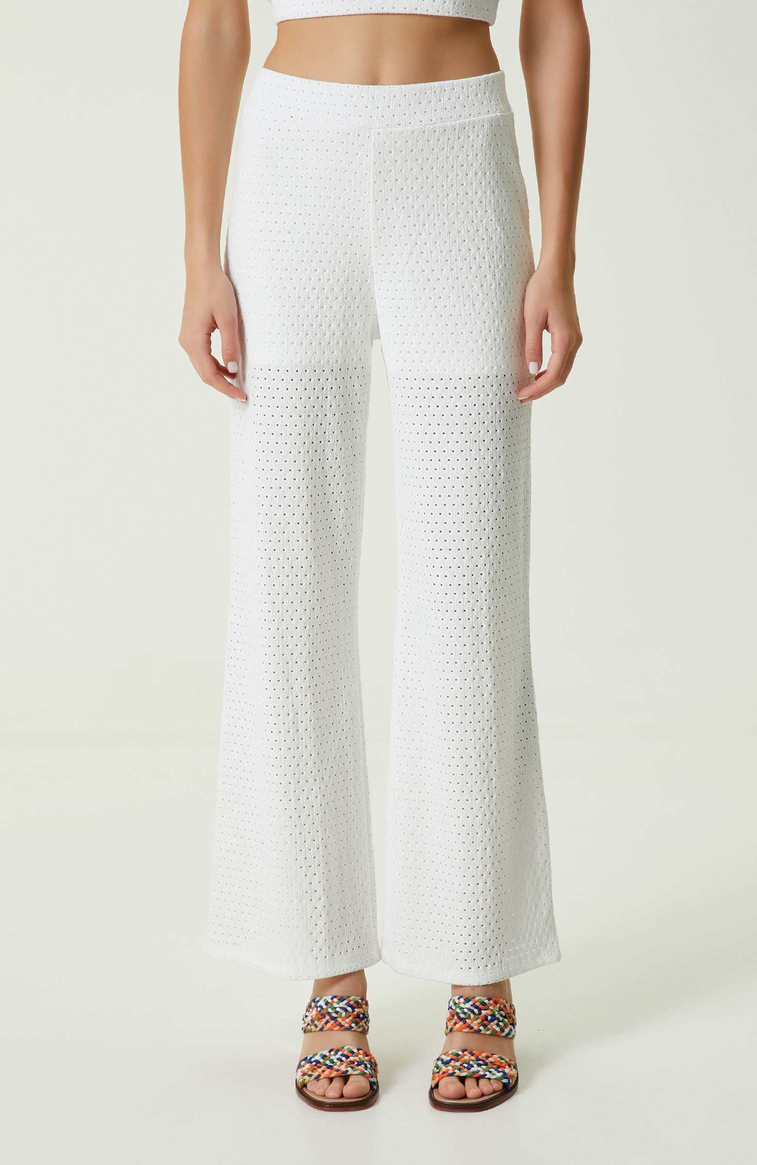 Beyaz Delikli Yüksek Bel Bol Paça Pantolon