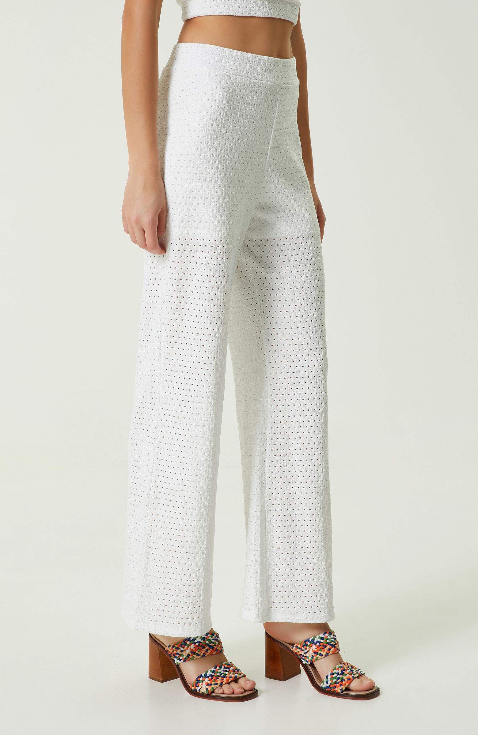 Beyaz Delikli Yüksek Bel Bol Paça Pantolon