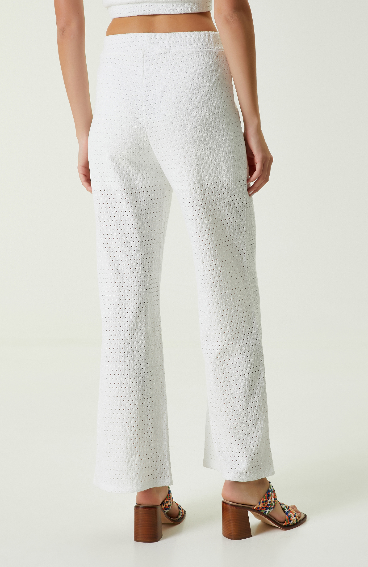 Beyaz Delikli Yüksek Bel Bol Paça Pantolon