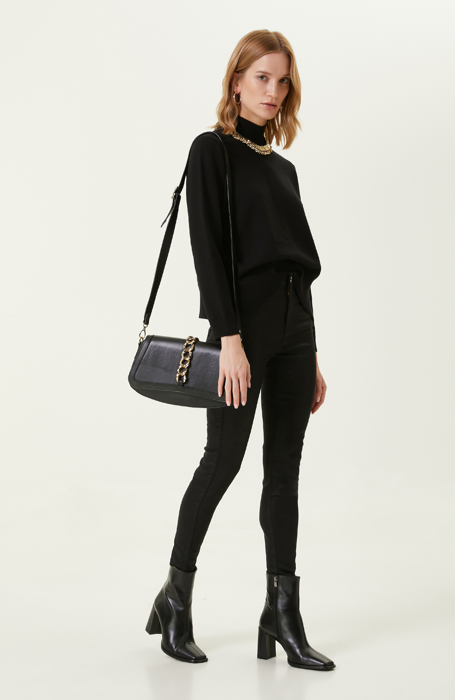 Siyah Dik Yaka Triko Kazak