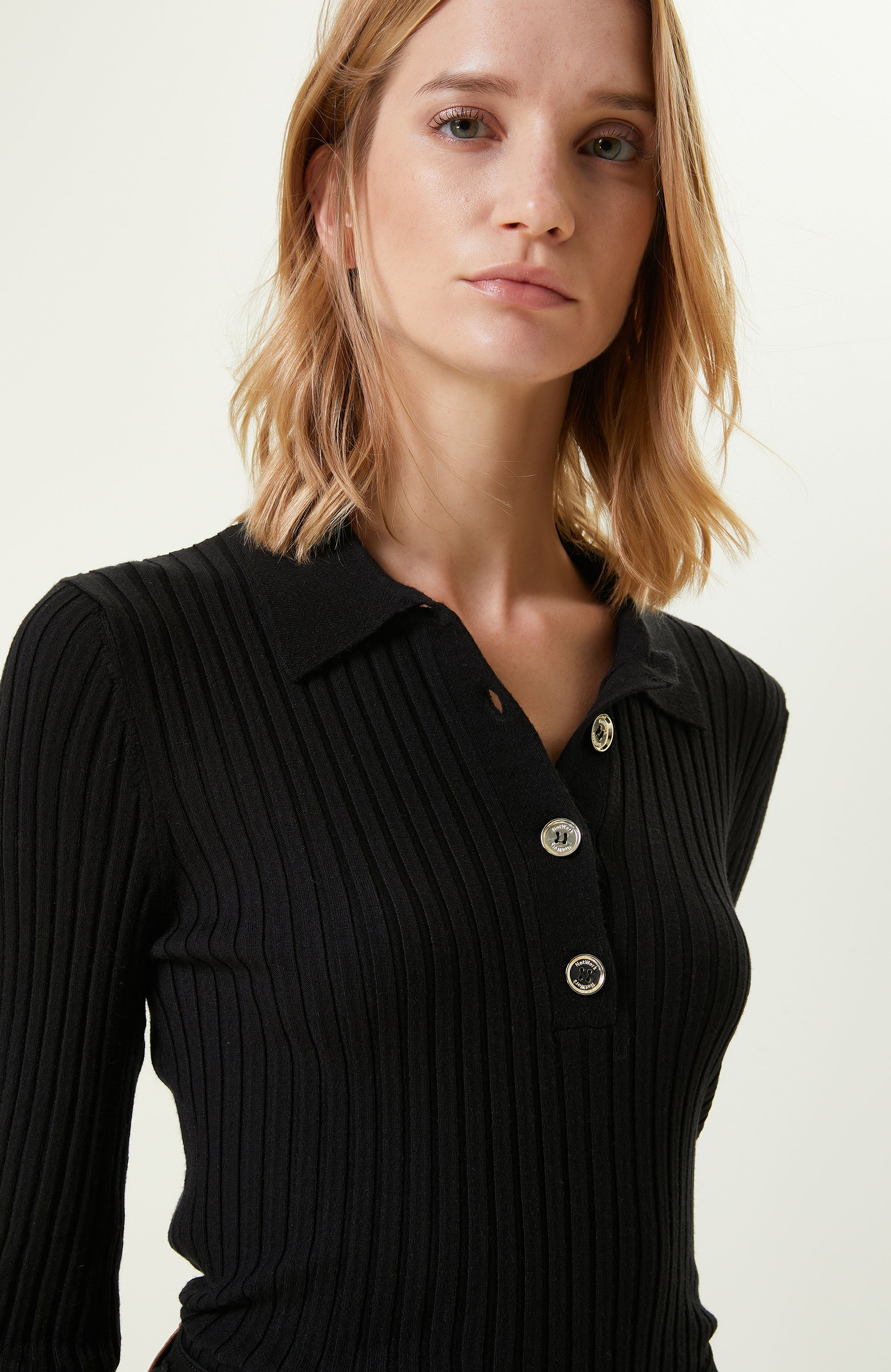 Düğme Detaylı Siyah Kazak