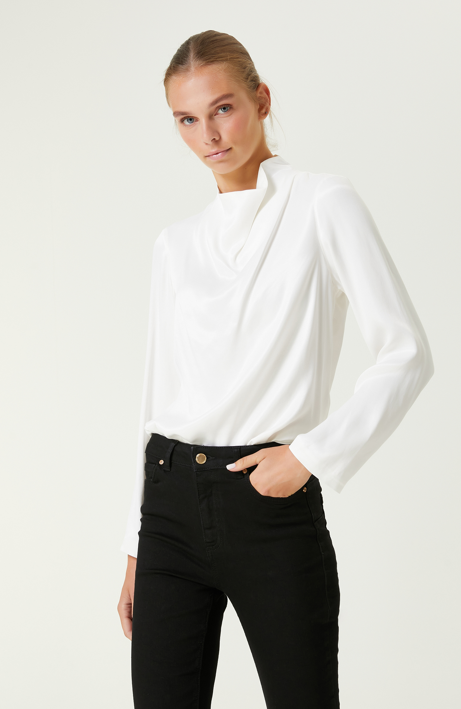 Ekru Degaje Yaka Bluz