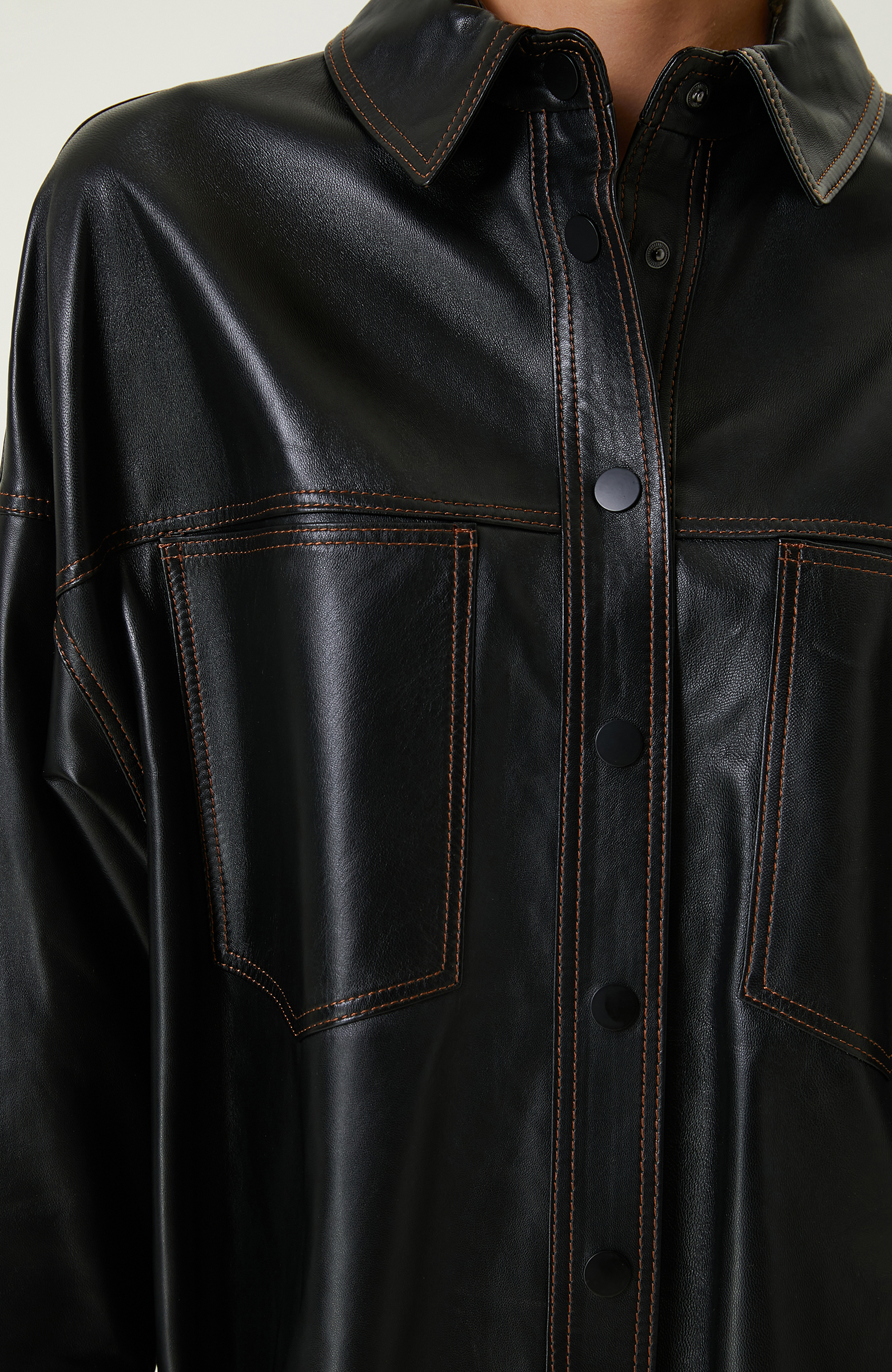 Siyah Çıt Çıt Kapamalı Deri Gömlek