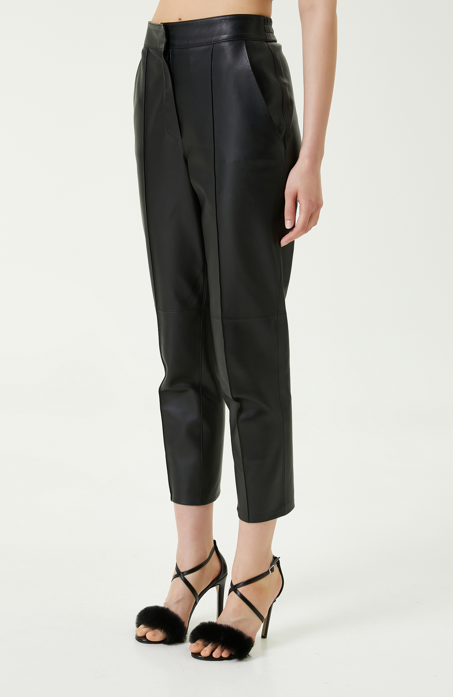 Kemeri Lastik Detaylı Siyah Deri Pantolon