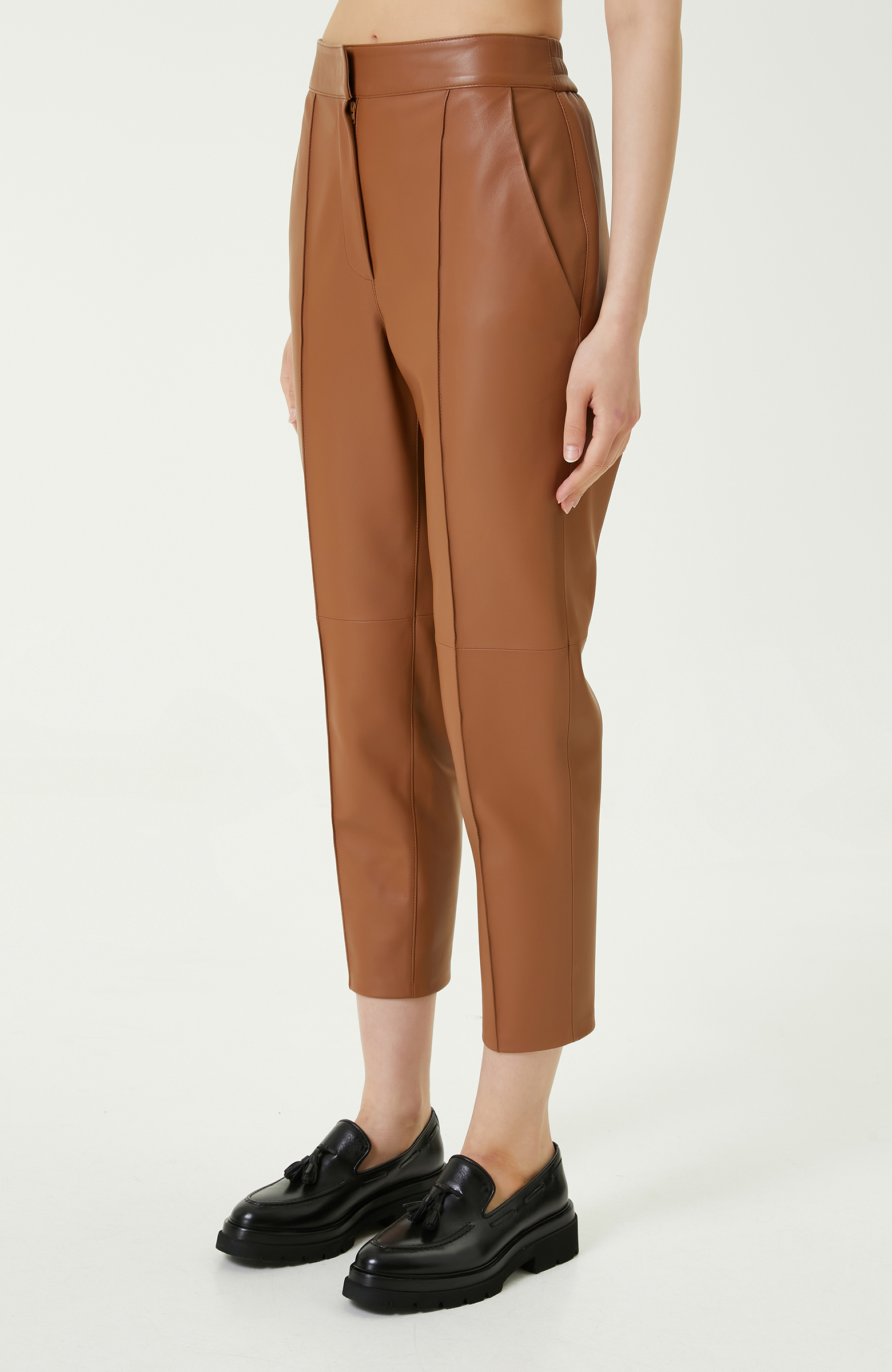 Kemeri Lastik Detaylı Camel Deri Pantolon