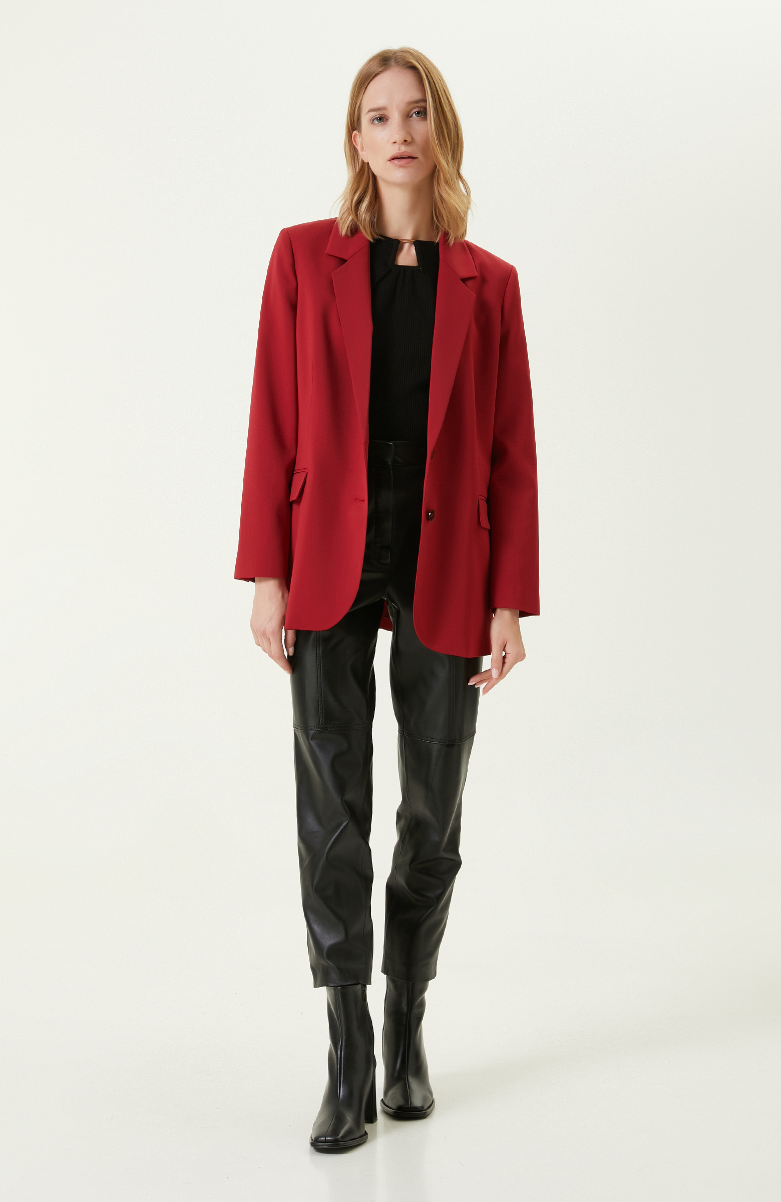 Kırmızı Sırtı Düğme Detaylı Ceket