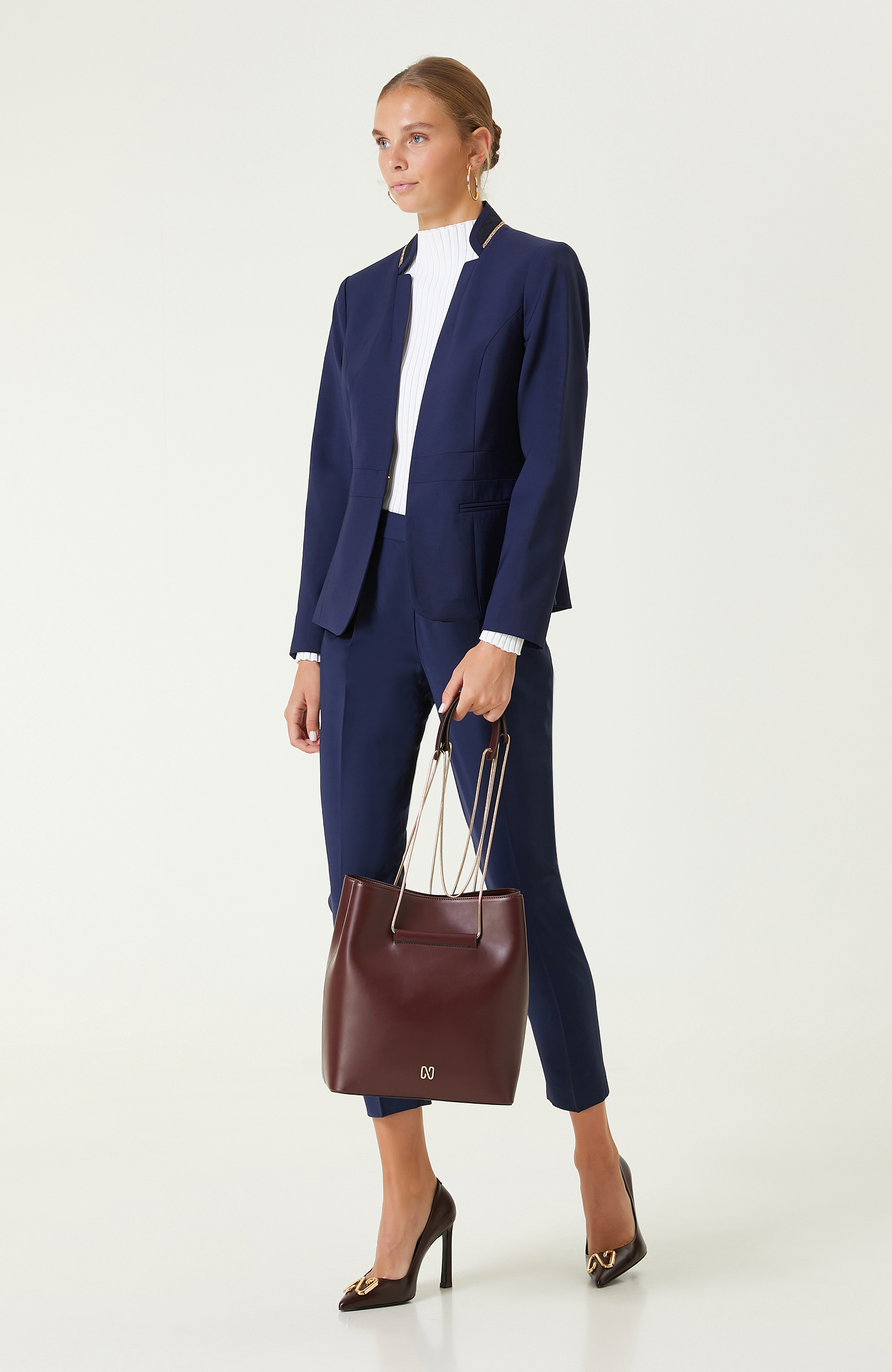 Lacivert Yakası Aksesuarlı Ceket