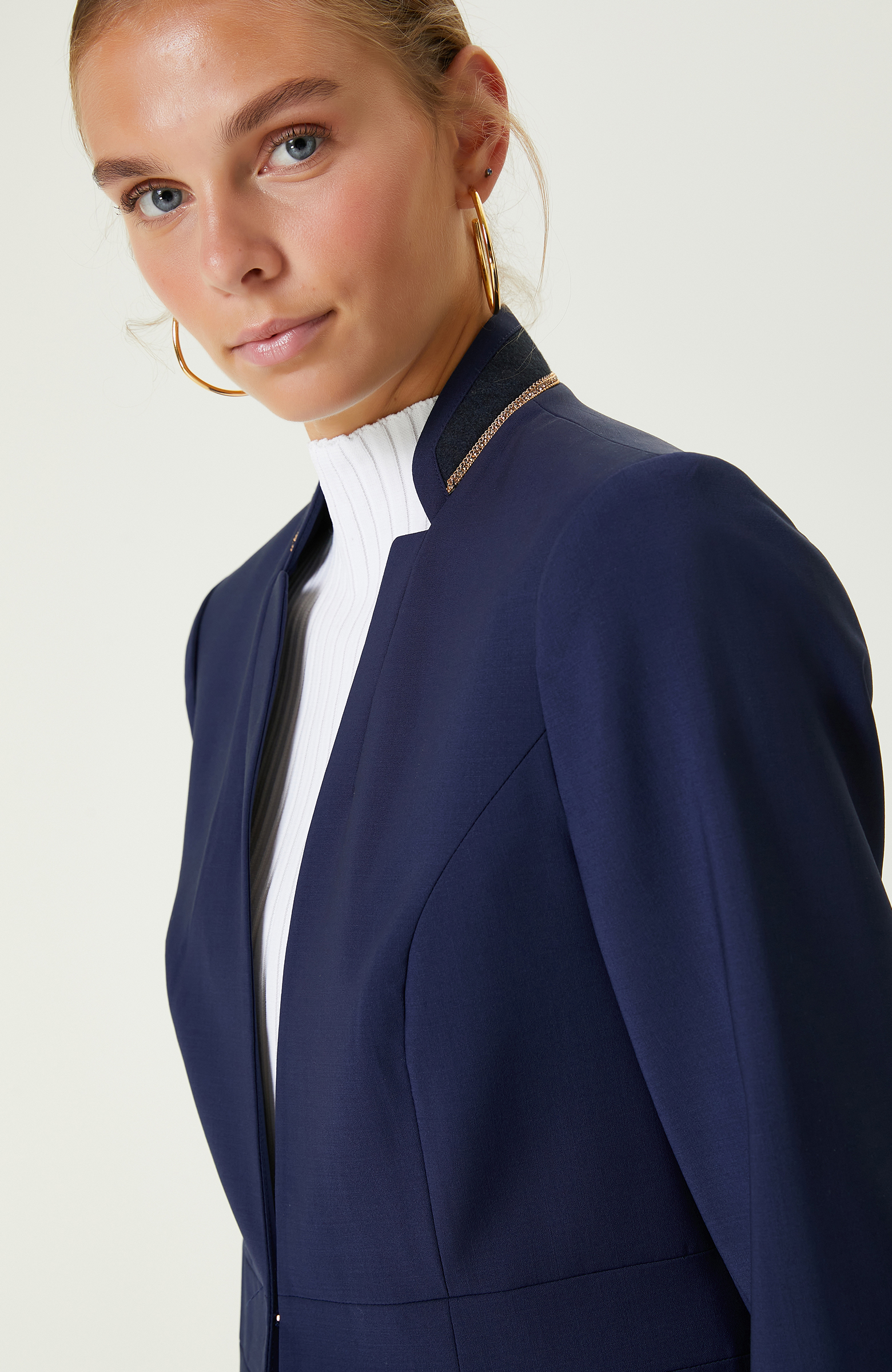 Lacivert Yakası Aksesuarlı Ceket