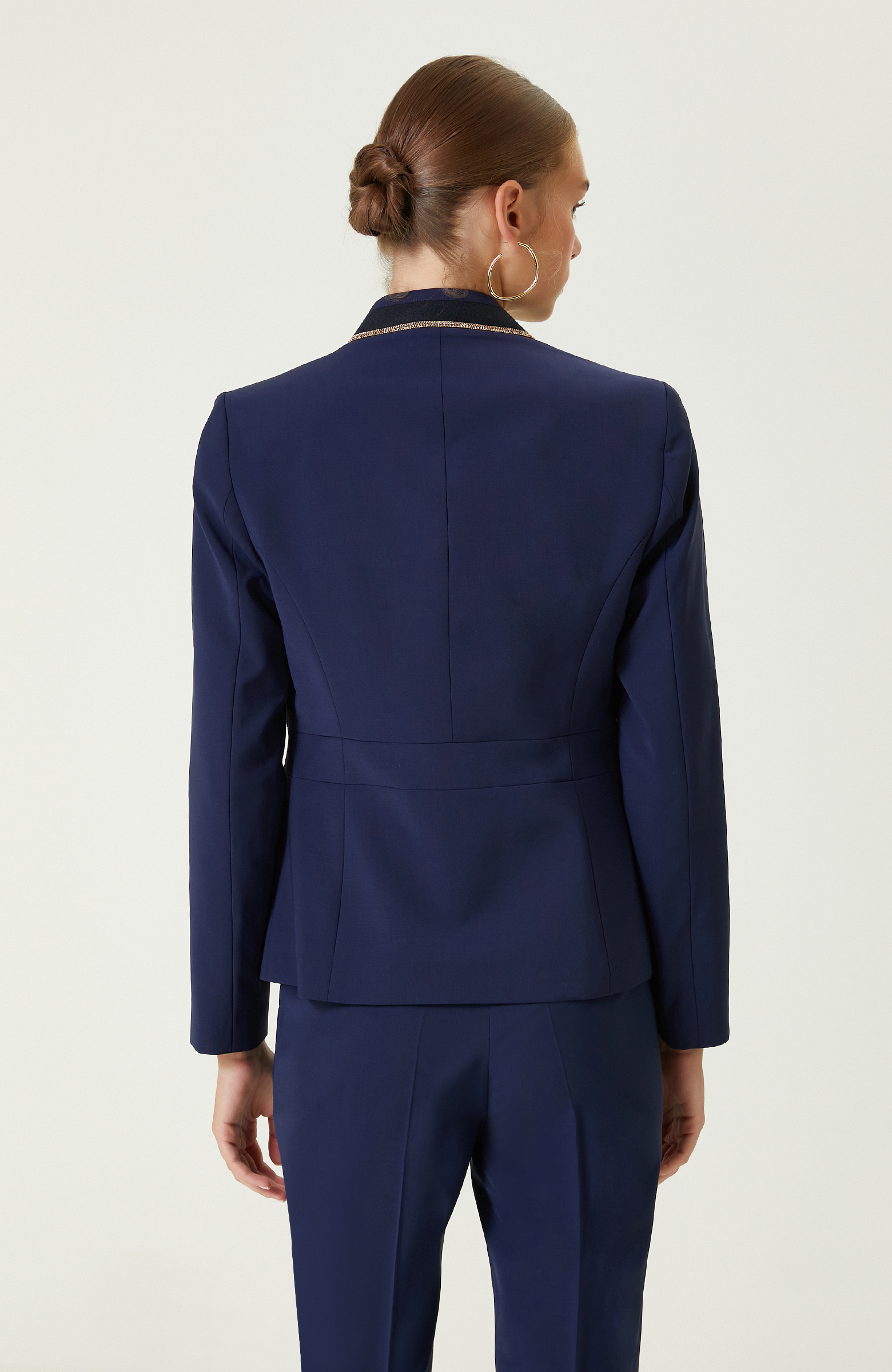 Lacivert Yakası Aksesuarlı Ceket