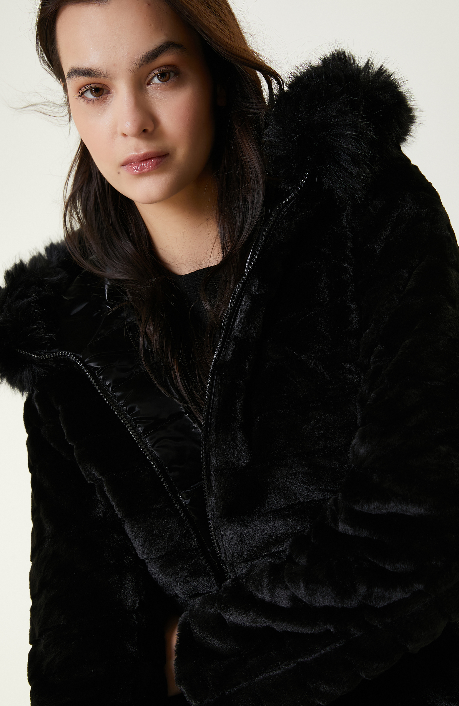 Siyah Kapüşonlu Mont