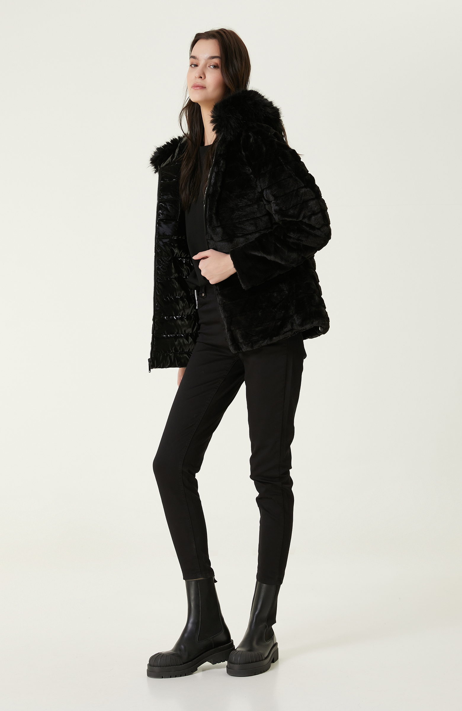 Siyah Kapüşonlu Mont