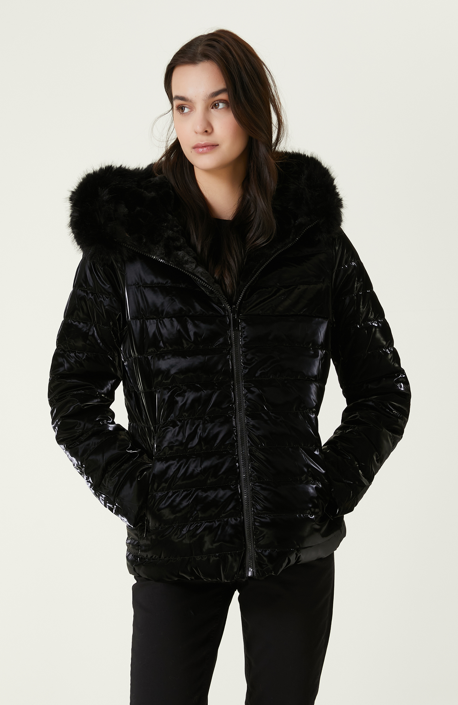 Siyah Kapüşonlu Mont