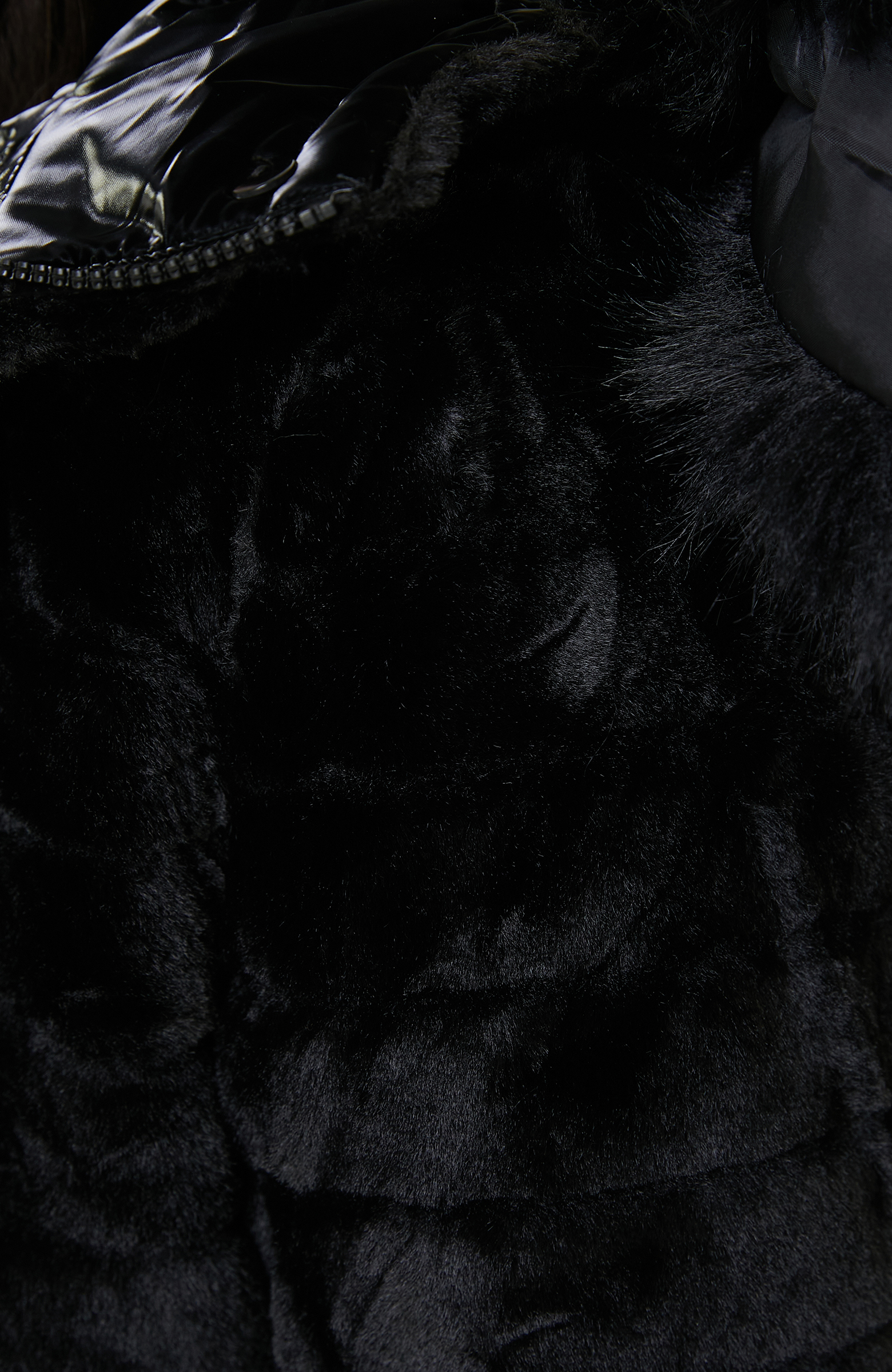 Siyah Kapüşonlu Mont